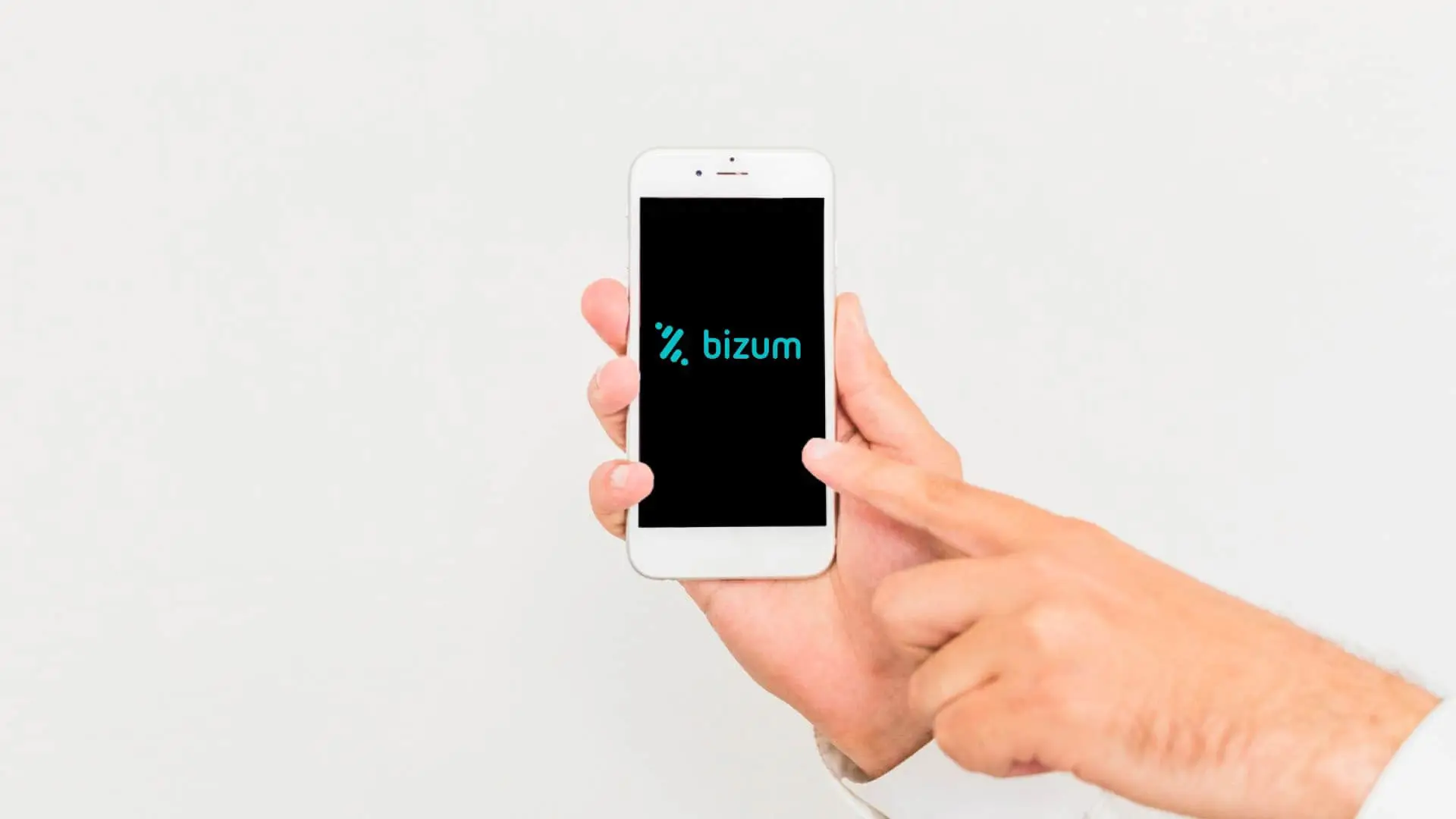 Persona usando la app de Bizum en su móvil para hacer un pago o una transferencia instantánea de dinero.