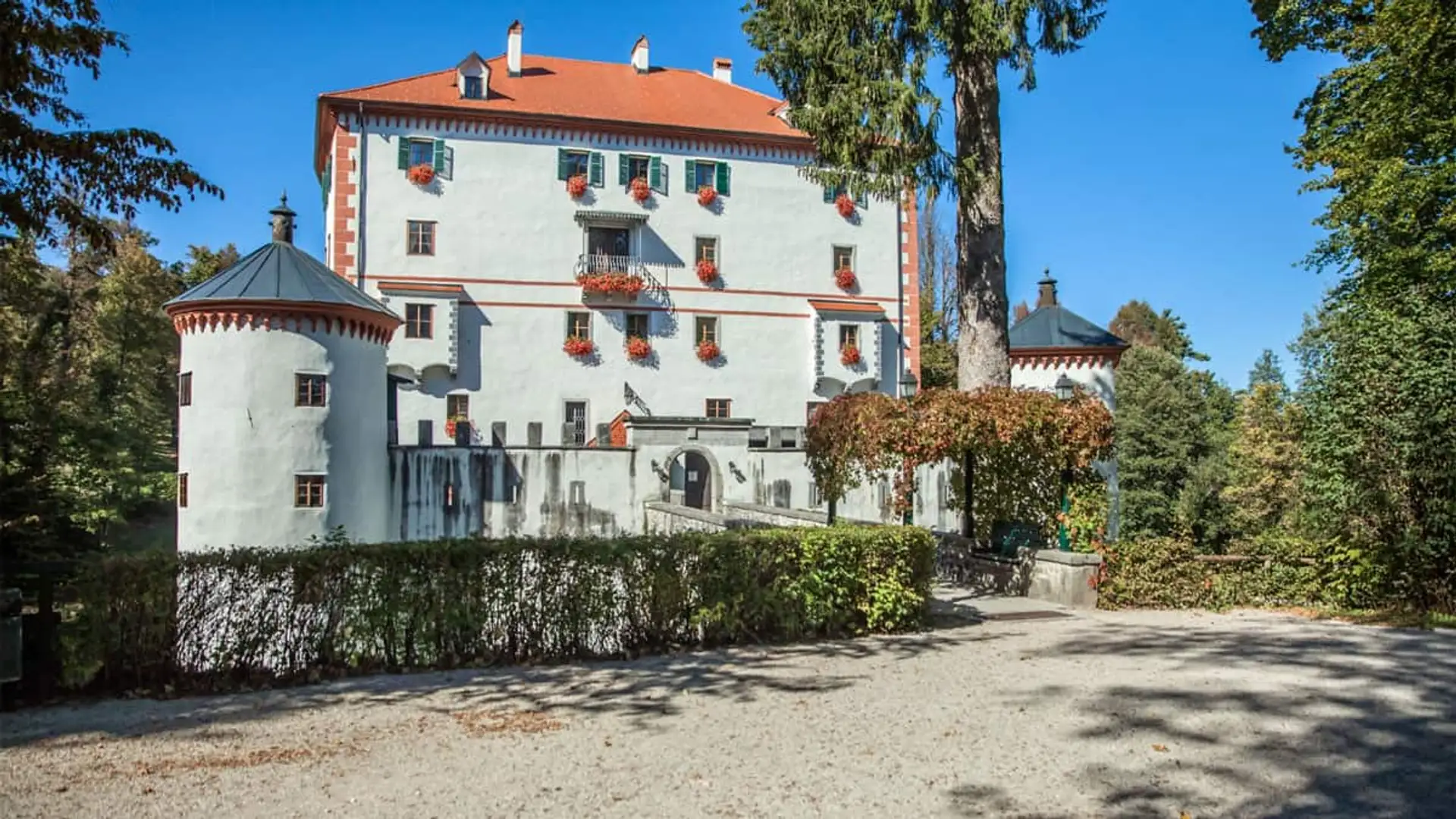 El Constitucional pospone su fallo sobre el impuesto de Patrimonio a 2026: afecta a 200.000 contribuyentes Mansión histórica con fachada blanca y tejado rojo, rodeada de árboles y jardines en un entorno natural.