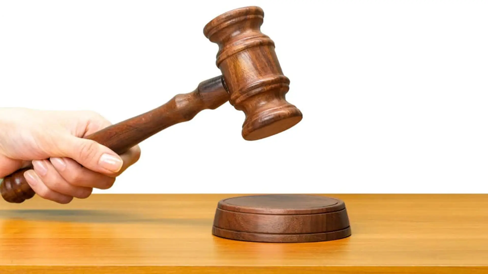 Golpe al IRPH: los jueces españoles ya lo anulan siguiendo la doctrina europea Mano sosteniendo un mazo de juez a punto de golpear, simbolizando una subasta judicial.