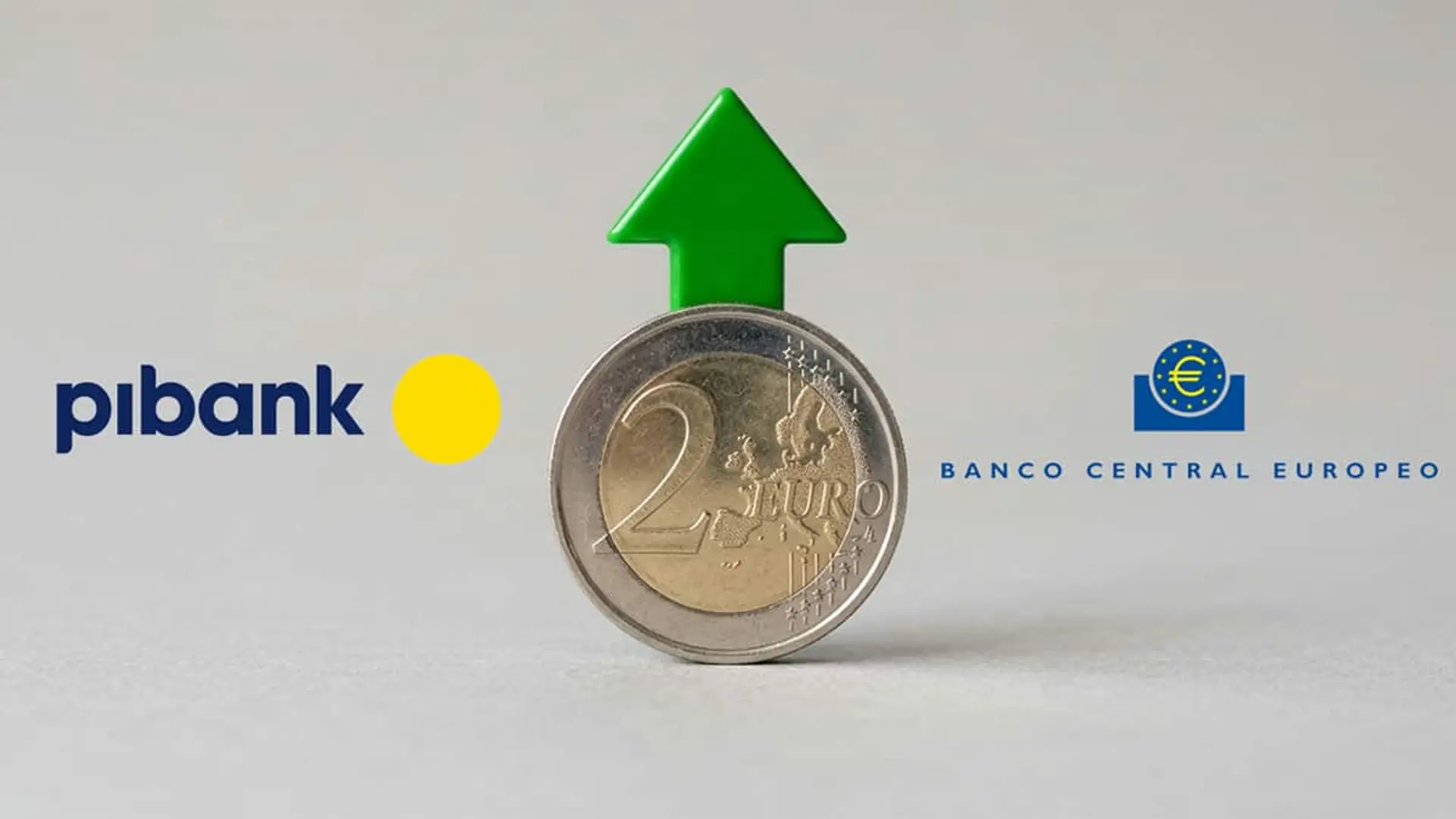 Pibank sube la rentabilidad de sus cuentas remuneradas y depósitos: la mejora también aplica a clientes actuales Moneda de dos euros con una flecha verde ascendente y los logotipos de Pibank y del Banco Central Europeo