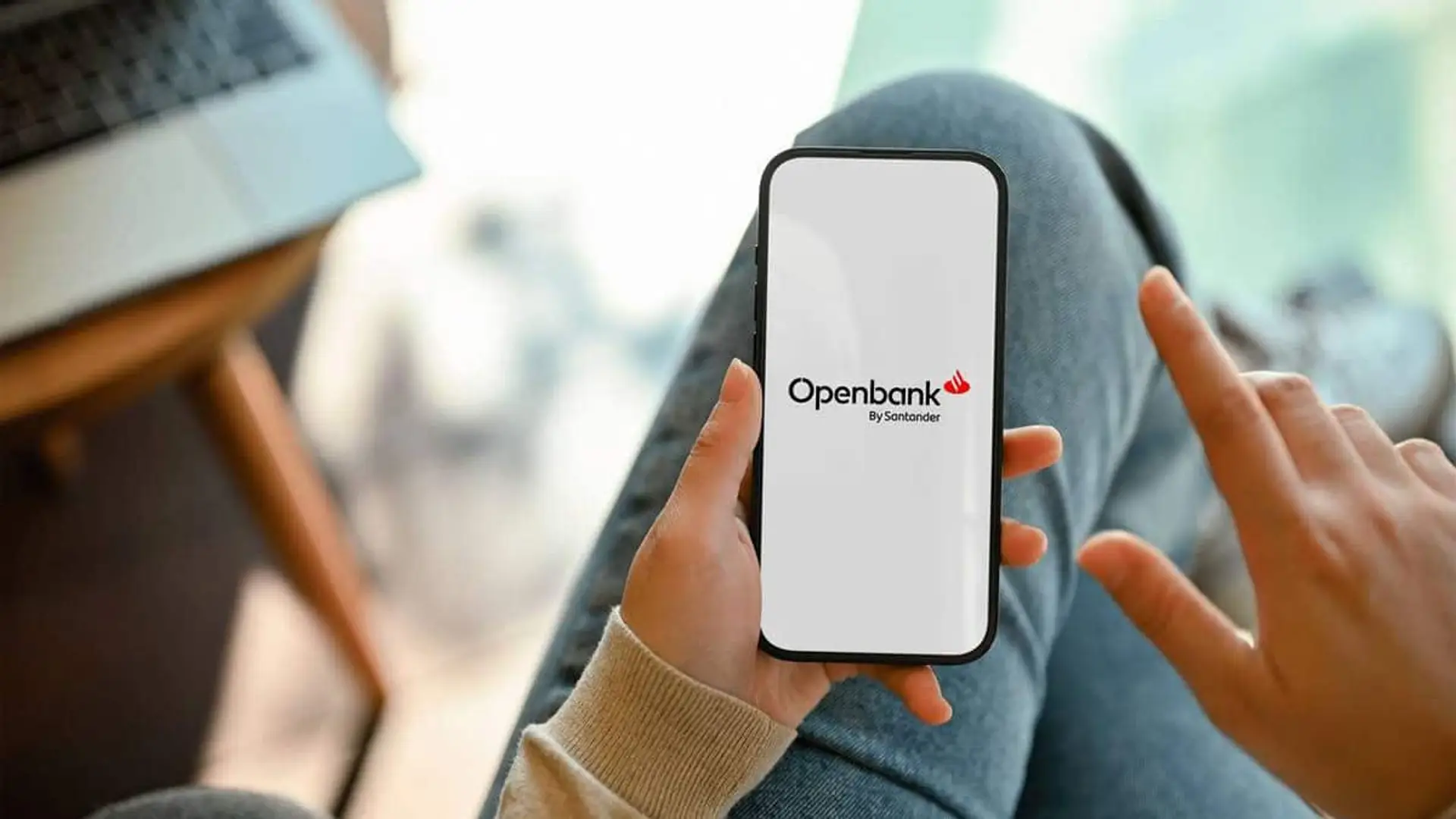 Persona sujetando un móvil con la app de Openbank abierta en la pantalla