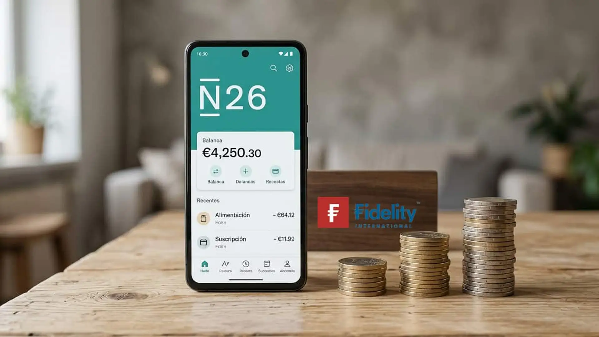 Fondo monetario de N26 desde 1 euro: rentabilidad objetivo del 2,57% y qué riesgos tiene Móvil con la aplicación bancaria de N26 junto al logotipo de Fidelity International y tres pilas de monedas de distintas alturas