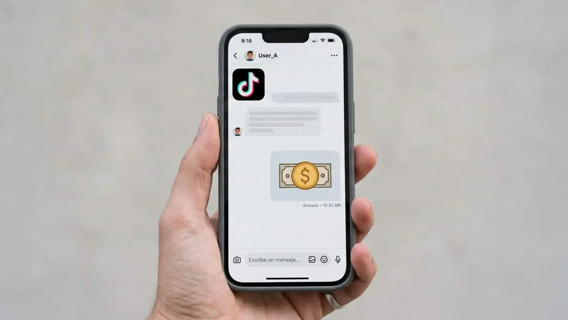 Mano sosteniendo un móvil con TikTok y un envío de dinero a través de mensajes directos