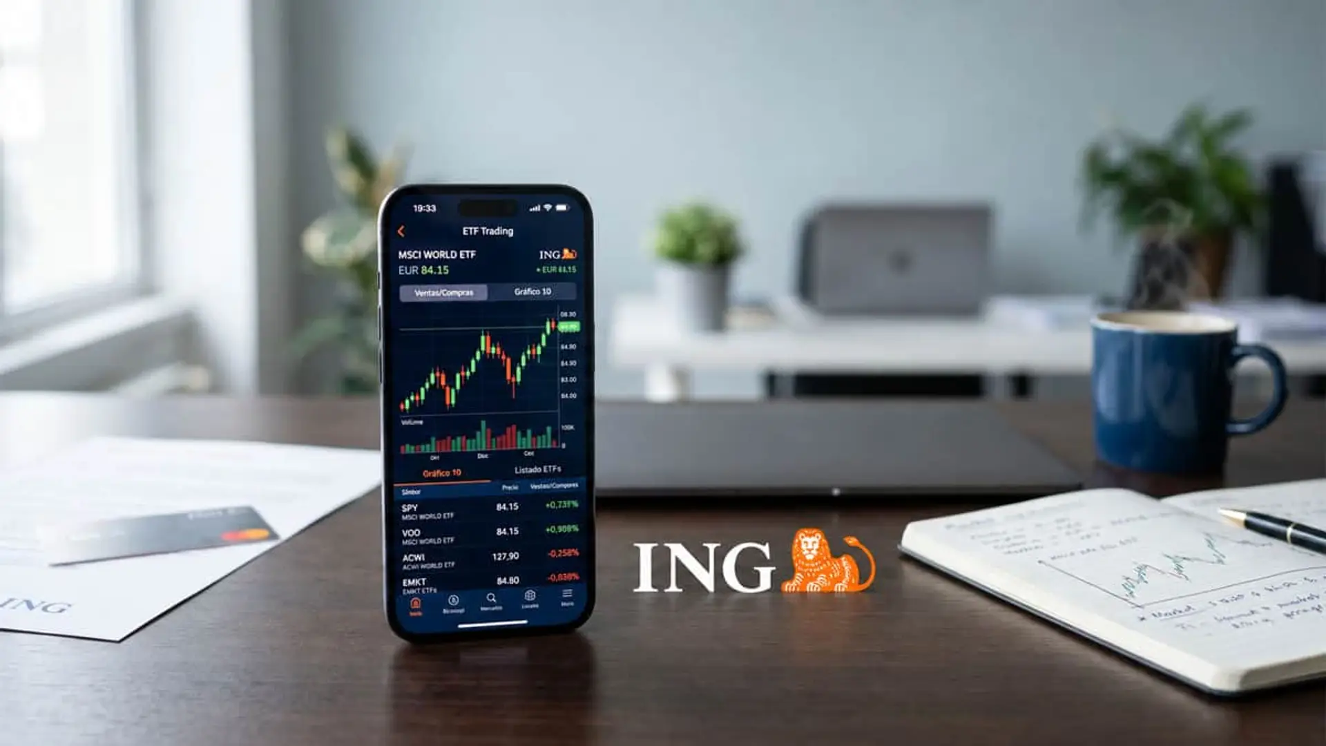 ING pide permiso para lanzar sus dos primeros ETFs propios, de la mano de Amundi Móvil con plataforma de trading de ETFs de ING sobre una mesa de trabajo con gráficos financieros.