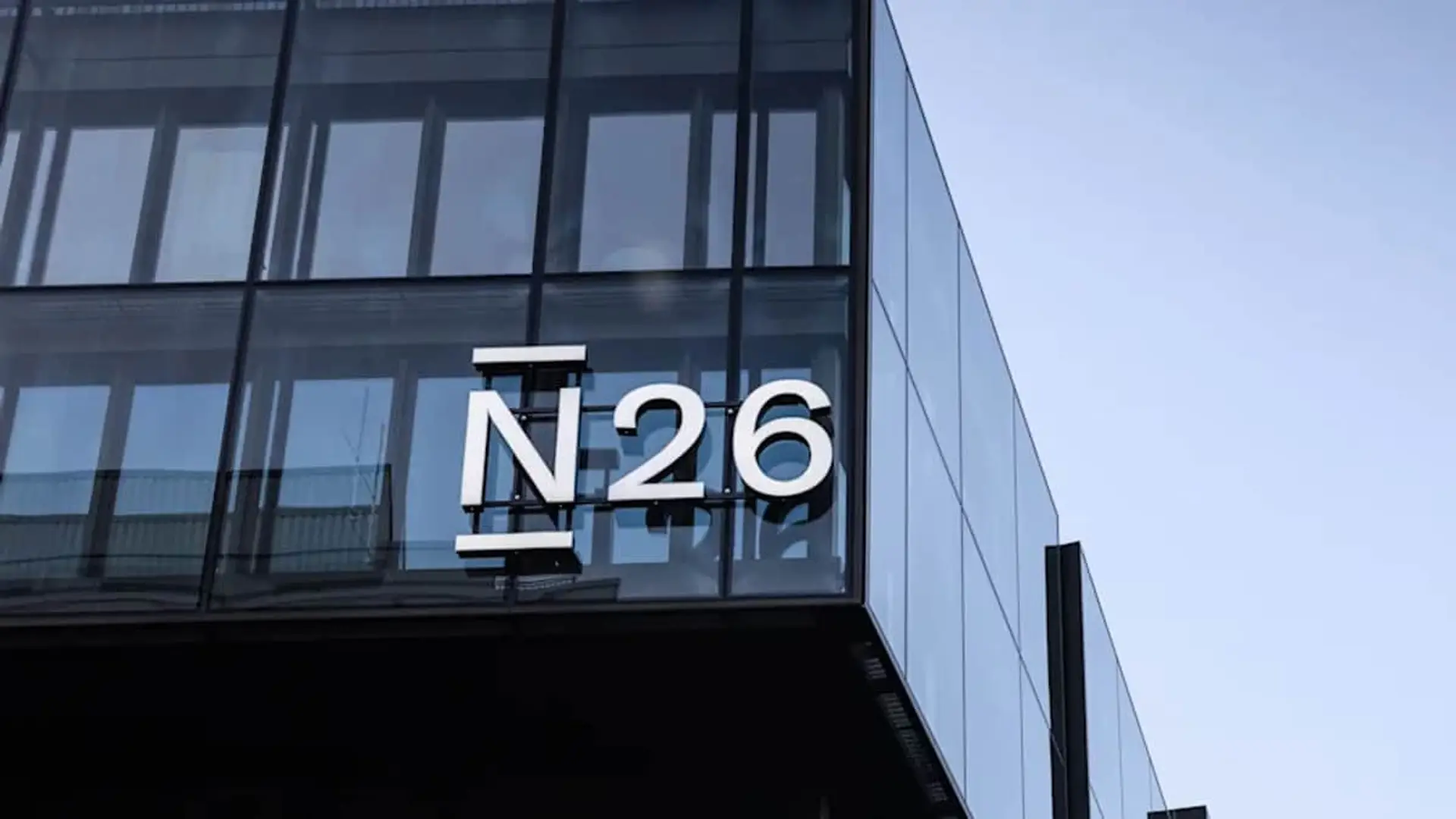 Logotipo de N26 en la fachada de cristal de sus oficinas para representar sus servicios de banca digital.
