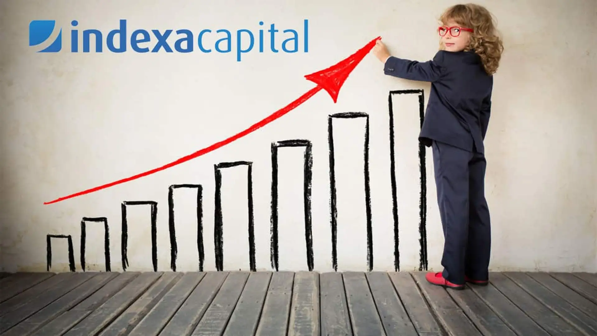Niña con traje dibujando una flecha ascendente junto a un gráfico de barras y el logotipo de Indexa Capital