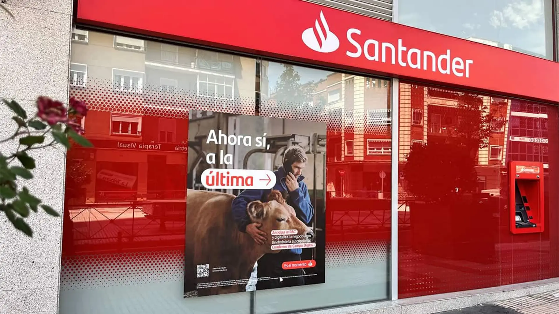 Banco Santander reaviva la guerra por el ahorro con nuevos depósitos al 2% TAE Escaparate de una oficina del Banco Santander con una campaña publicitaria en el cristal y cajero automático.