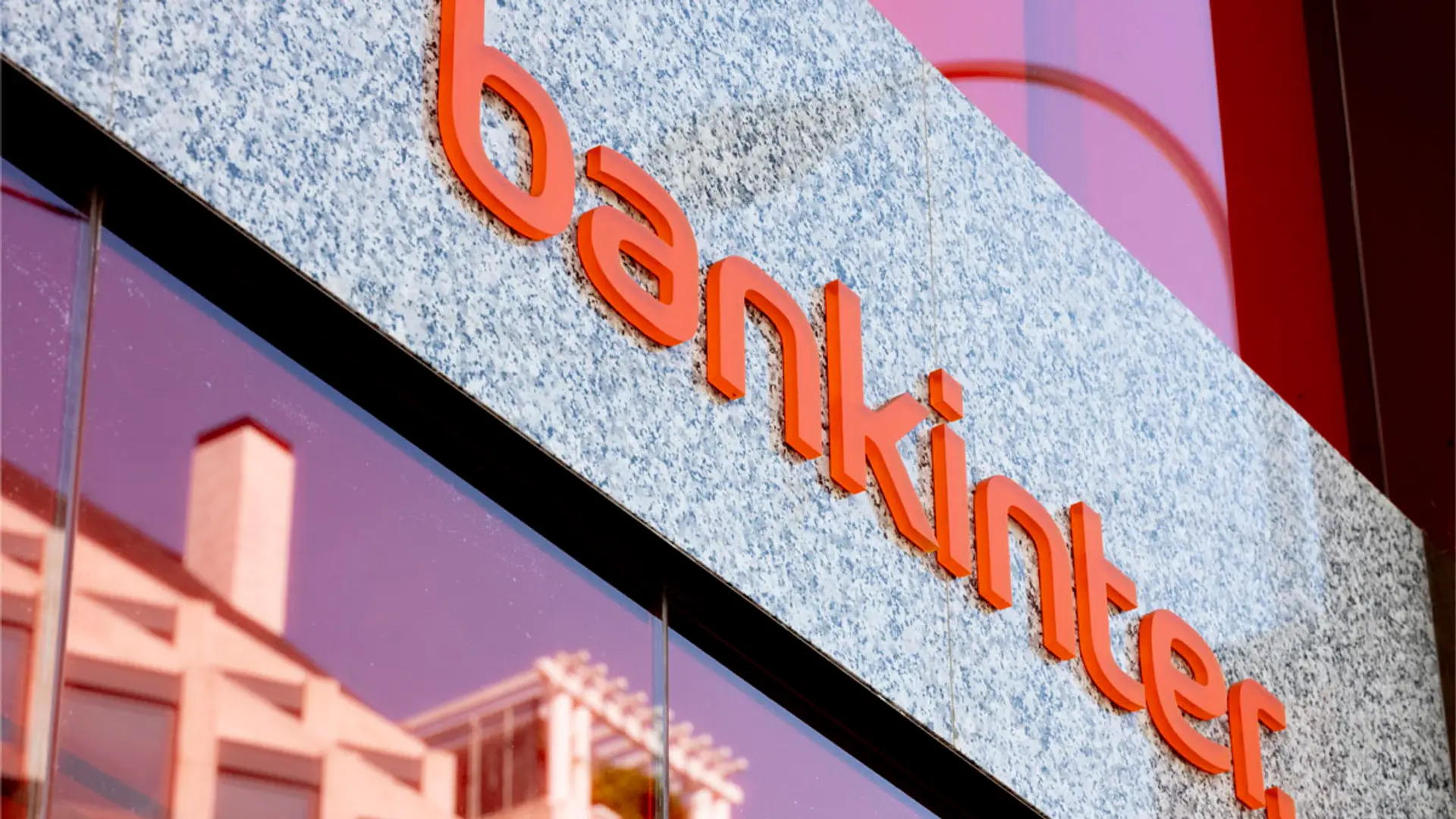 Fachada de una oficina de Bankinter con el logotipo del banco en el exterior del edificio.