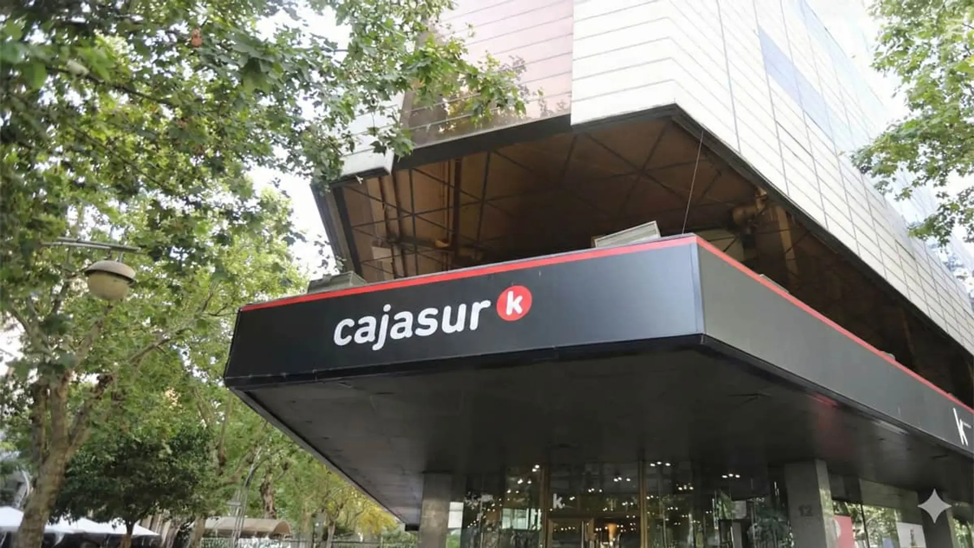 Ni cajeros ni web ni app de Kutxabank: la integración de Cajasur se inicia esta tarde con una parada técnica de hasta 24 horas Fachada de una sucursal bancaria de Cajasur con su logotipo en el cartel exterior de la oficina.