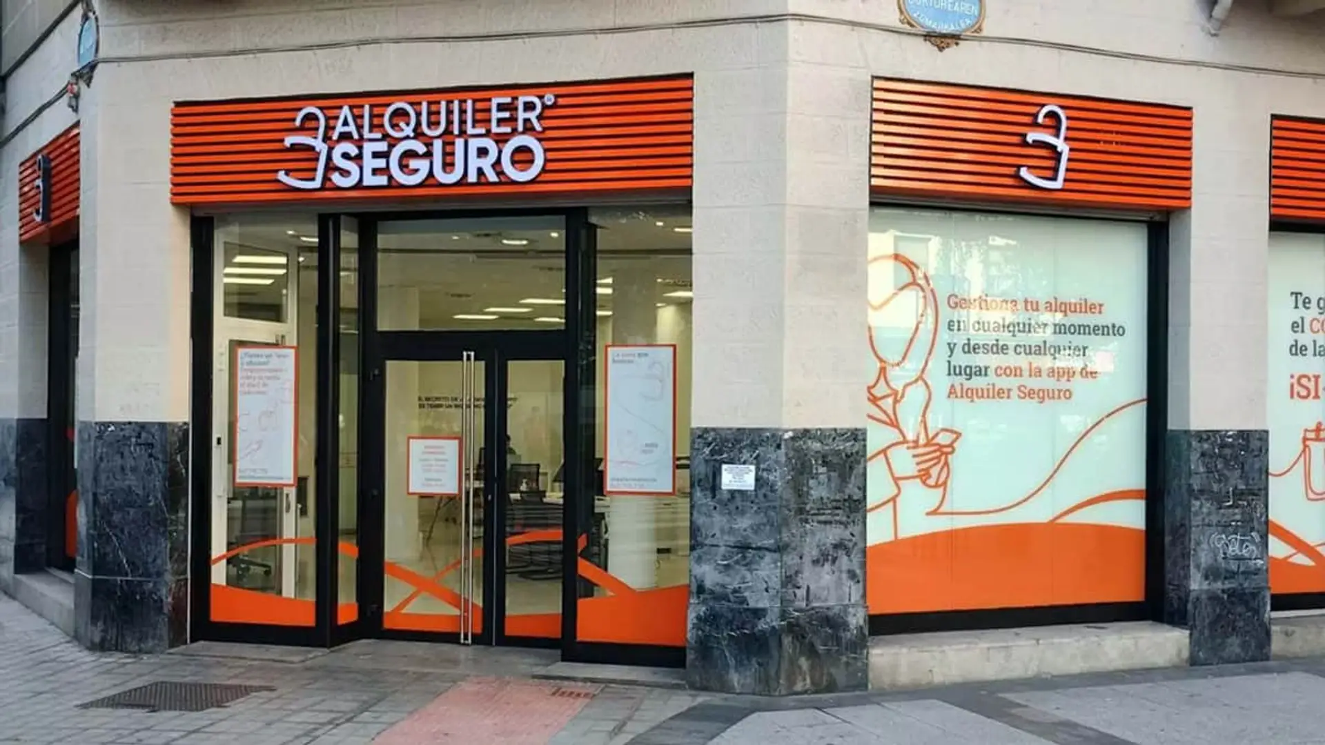 Fachada de una oficina de Alquiler Seguro. Empresa especializada en la gestión y seguro de impago de alquileres.
