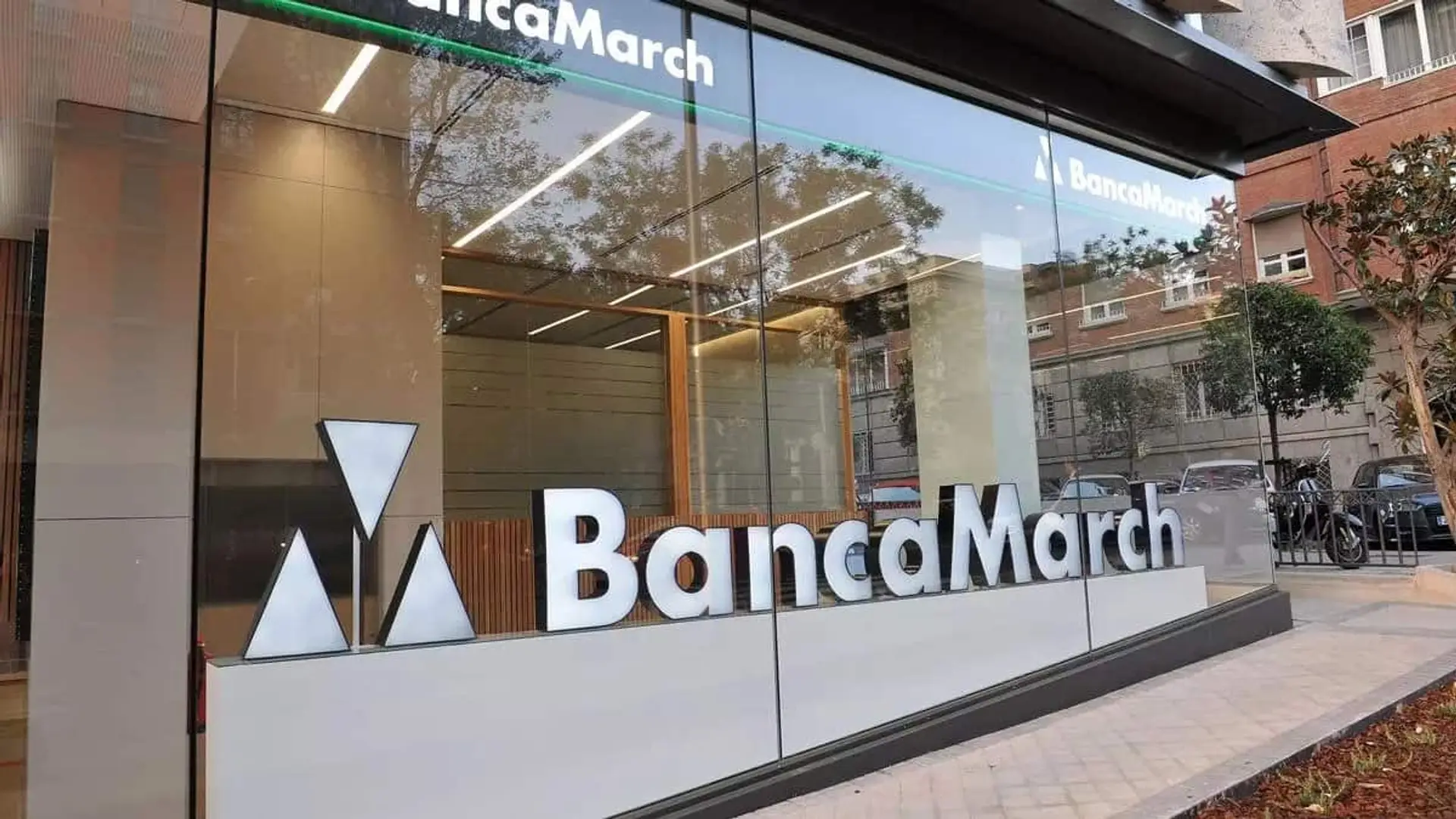 Fachada de una oficina de Banca March en una calle urbana