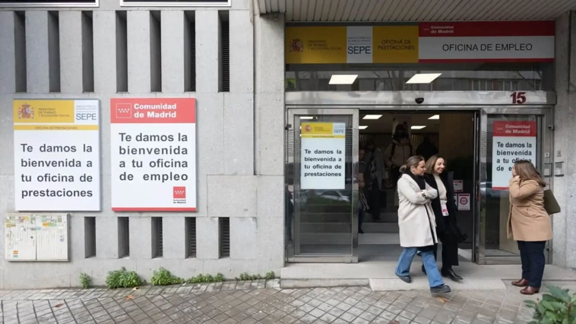 Fachada de una oficina de empleo del SEPE en Madrid para la gestión de prestaciones y búsqueda de trabajo.