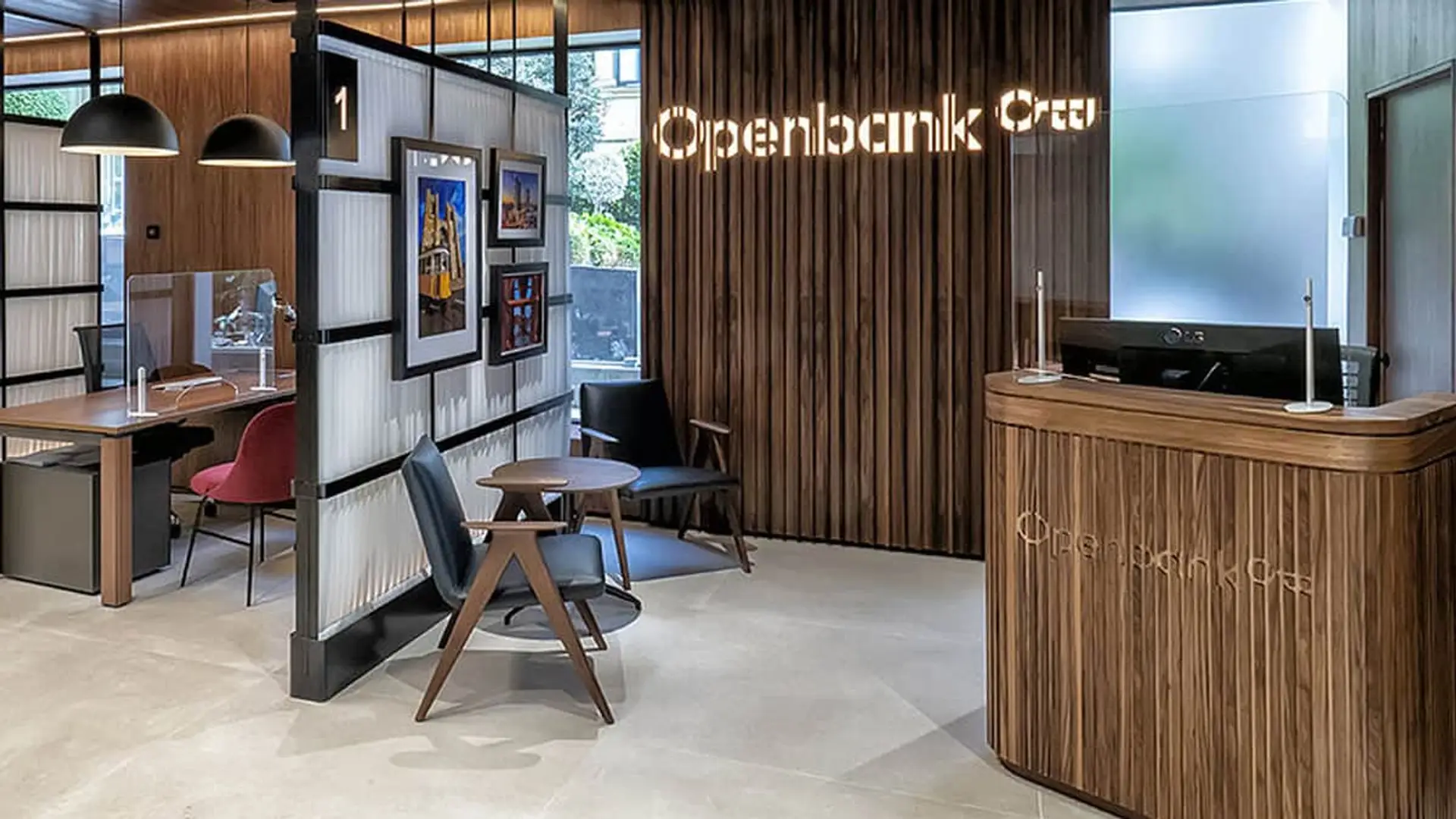 Oficina de diseño moderno de Openbank con paneles de madera para la atención al cliente en sus sedes físicas.
