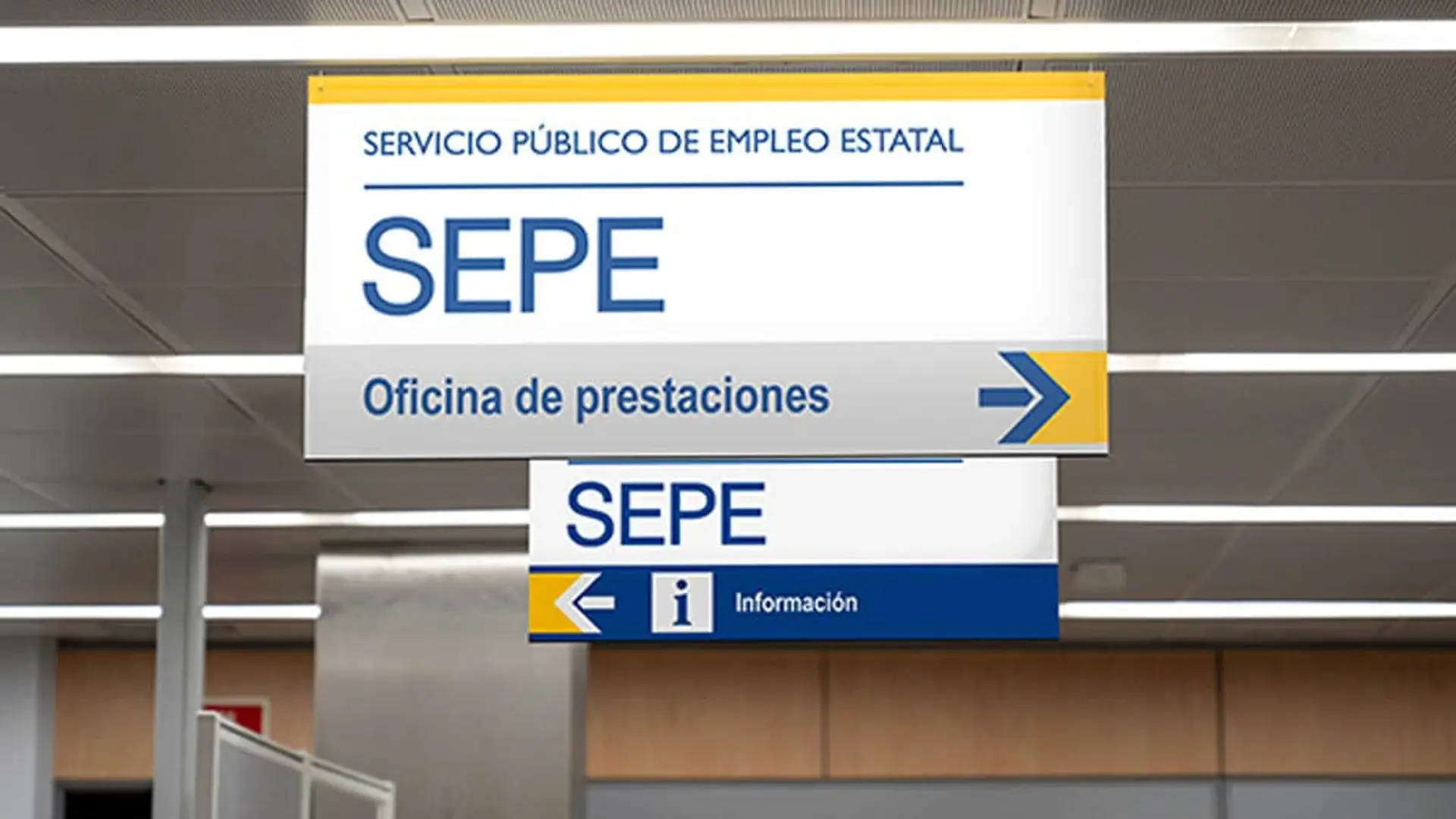 Carteles de señalización del SEPE (Servicio Público de Empleo Estatal) para la oficina de prestaciones e información.