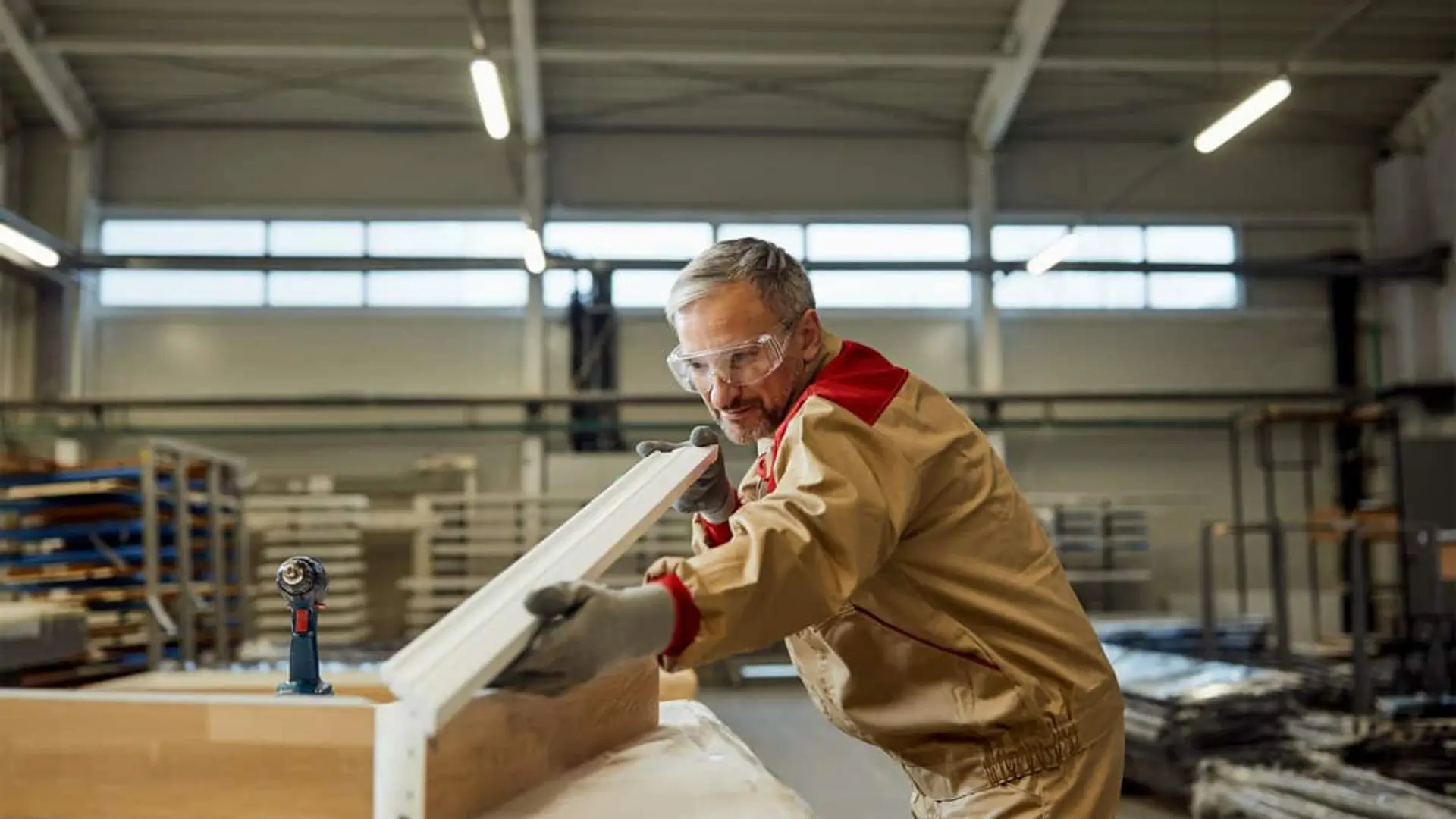 Los planes de pensiones de empleo crecen de forma desigual: el mayoritario rinde cinco veces menos que el más rentable Operario industrial manipula una pieza de madera en una nave de producción utilizando herramientas profesionales.