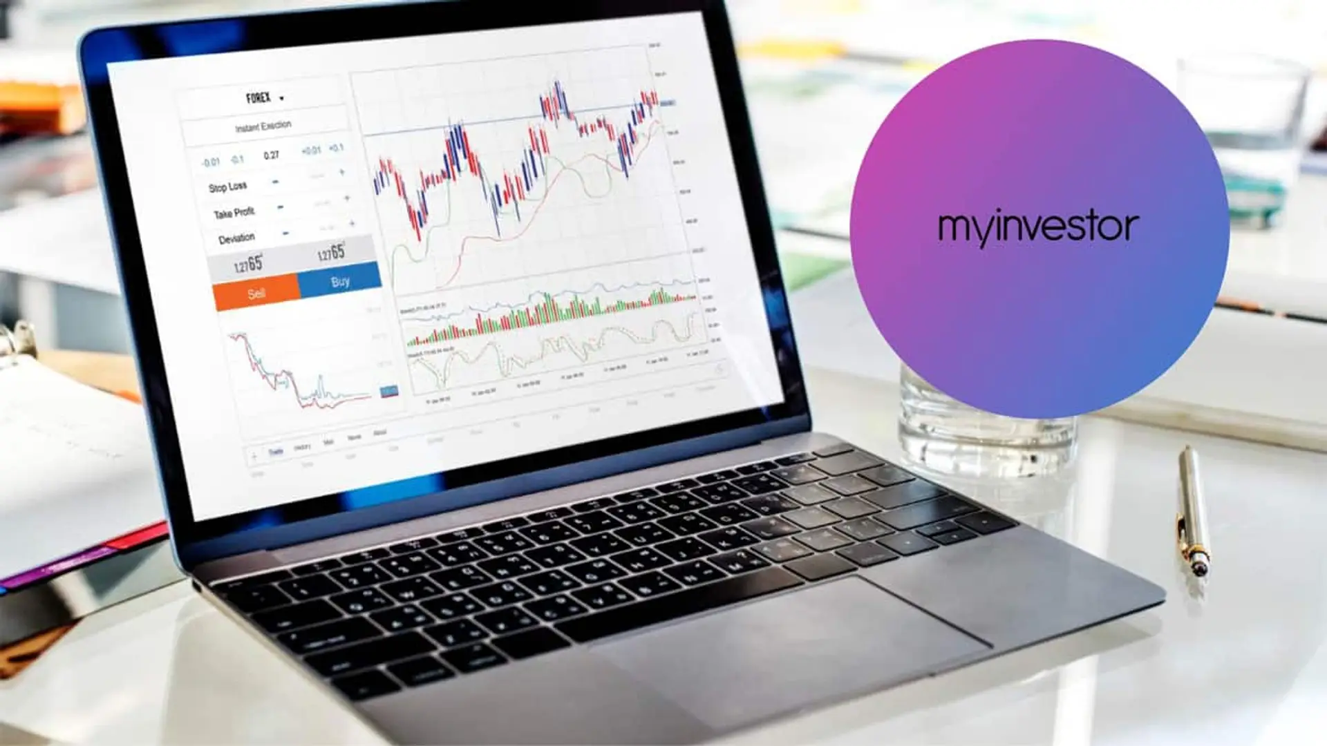 El roboadvisor de MyInvestor mejora: así quedan los nuevos fondos con mínimas comisiones Ordenador portátil con gráficos financieros en pantalla y logotipo de MyInvestor al lado.
