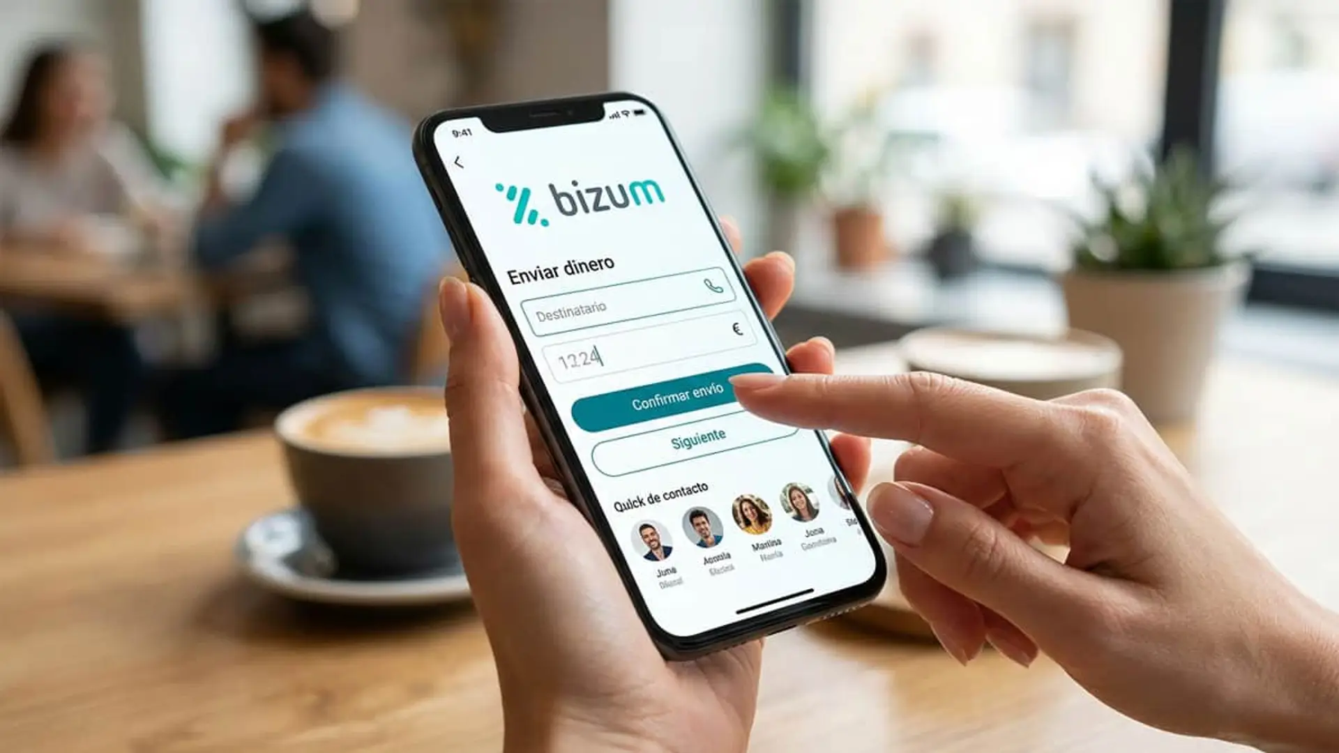 Persona usando la aplicación de Bizum en su smartphone para enviar dinero y realizar pagos digitales de forma rápida.