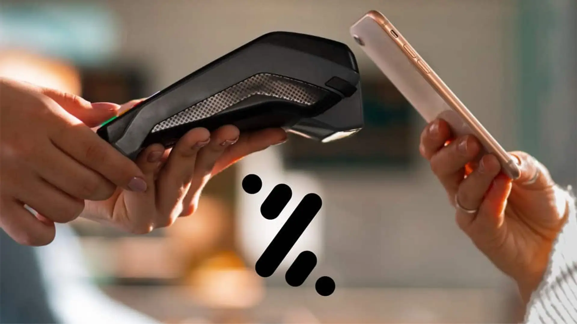 Cliente acercando un teléfono móvil a un terminal de pago sostenido por un trabajador y el logo de Bizum sobreimpresionado