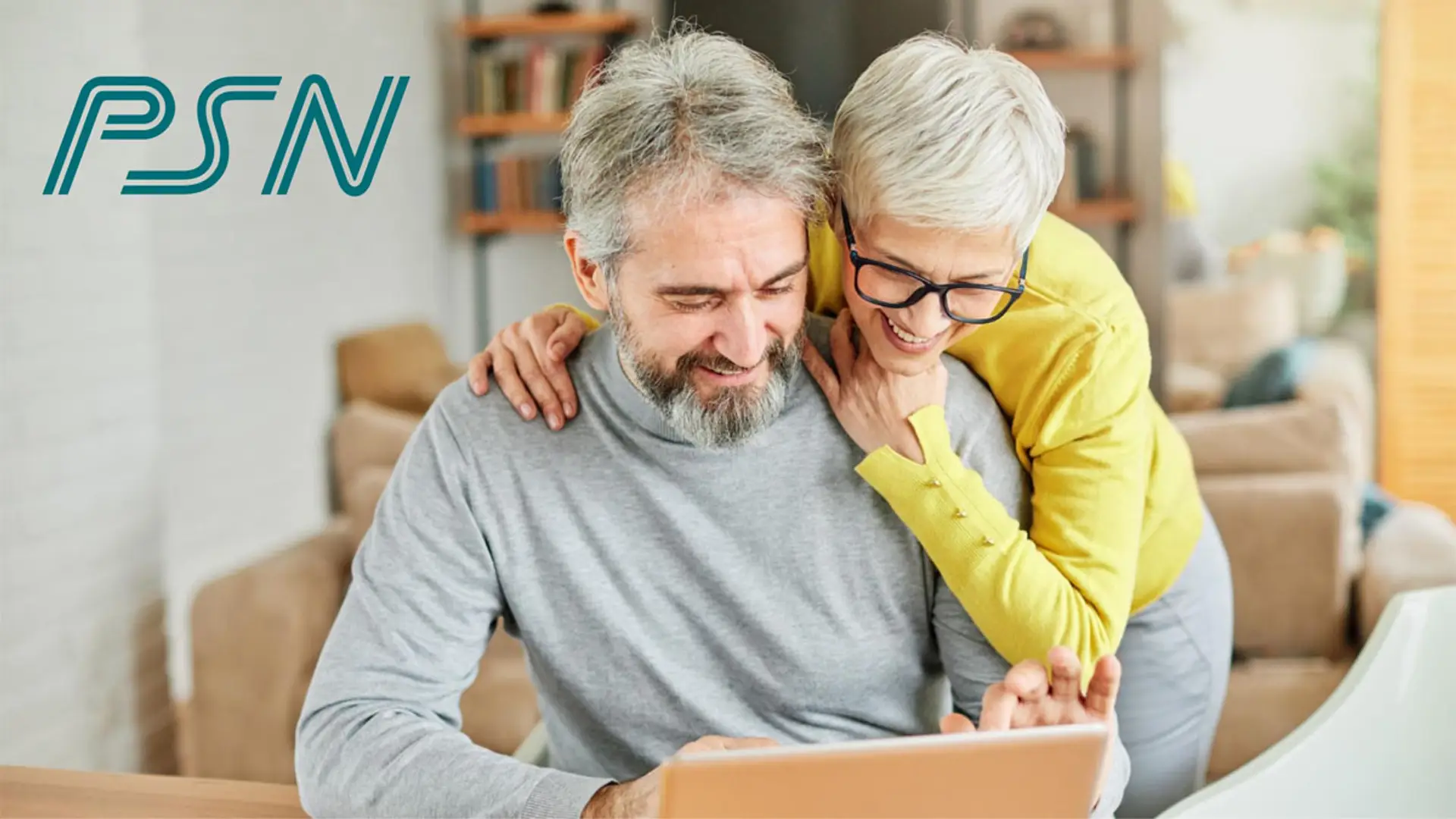 Pareja de jubilados consultando sus ahorros en una tablet con el logo de PSN, simbolizando previsión y retiro.