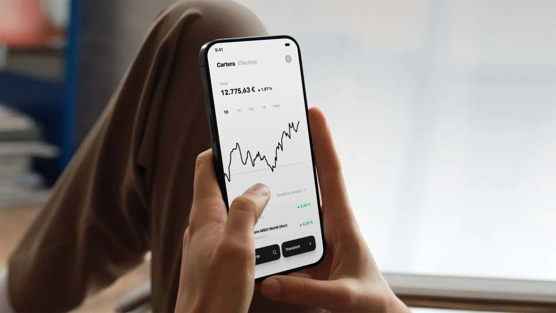 Persona consultando la rentabilidad de su cartera de inversión en la app de Trade Republic.