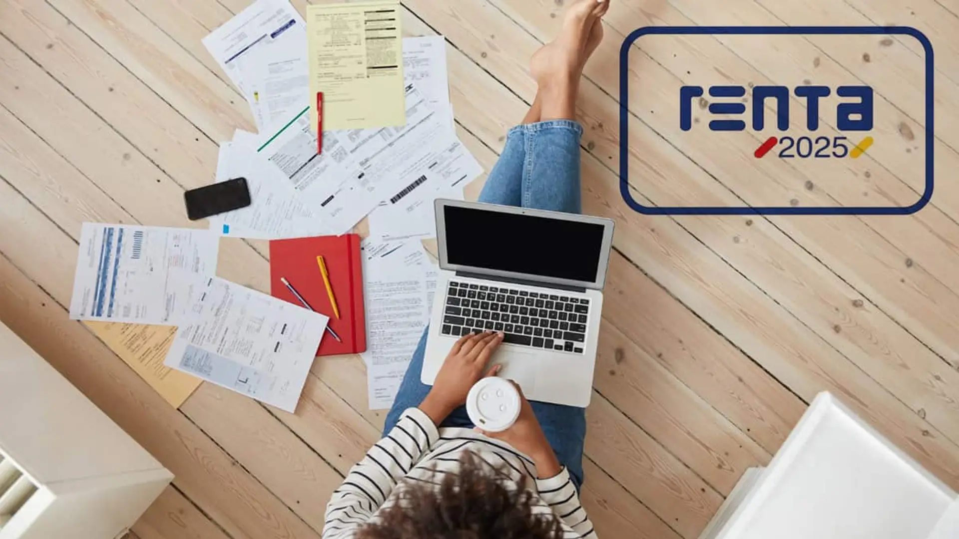 Persona sentada en el suelo usando un portátil rodeada de documentos junto al logotipo de Renta 2025