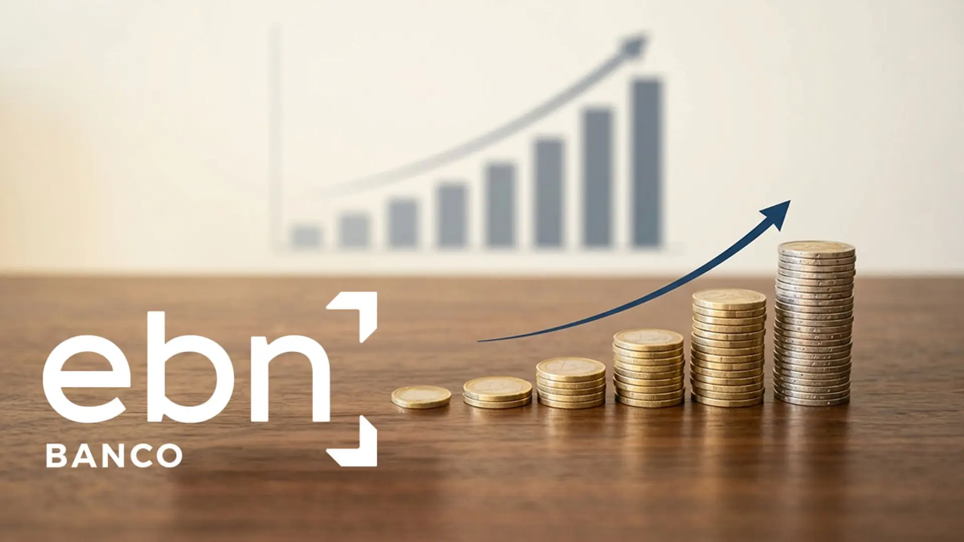 EBN Banco sube sus depósitos: hasta el 3% TAE a 48 meses sin condiciones para clientes nuevos y actuales Pilas de monedas en aumento con una flecha ascendente, un gráfico de crecimiento difuminado y el logotipo de EBN Banco