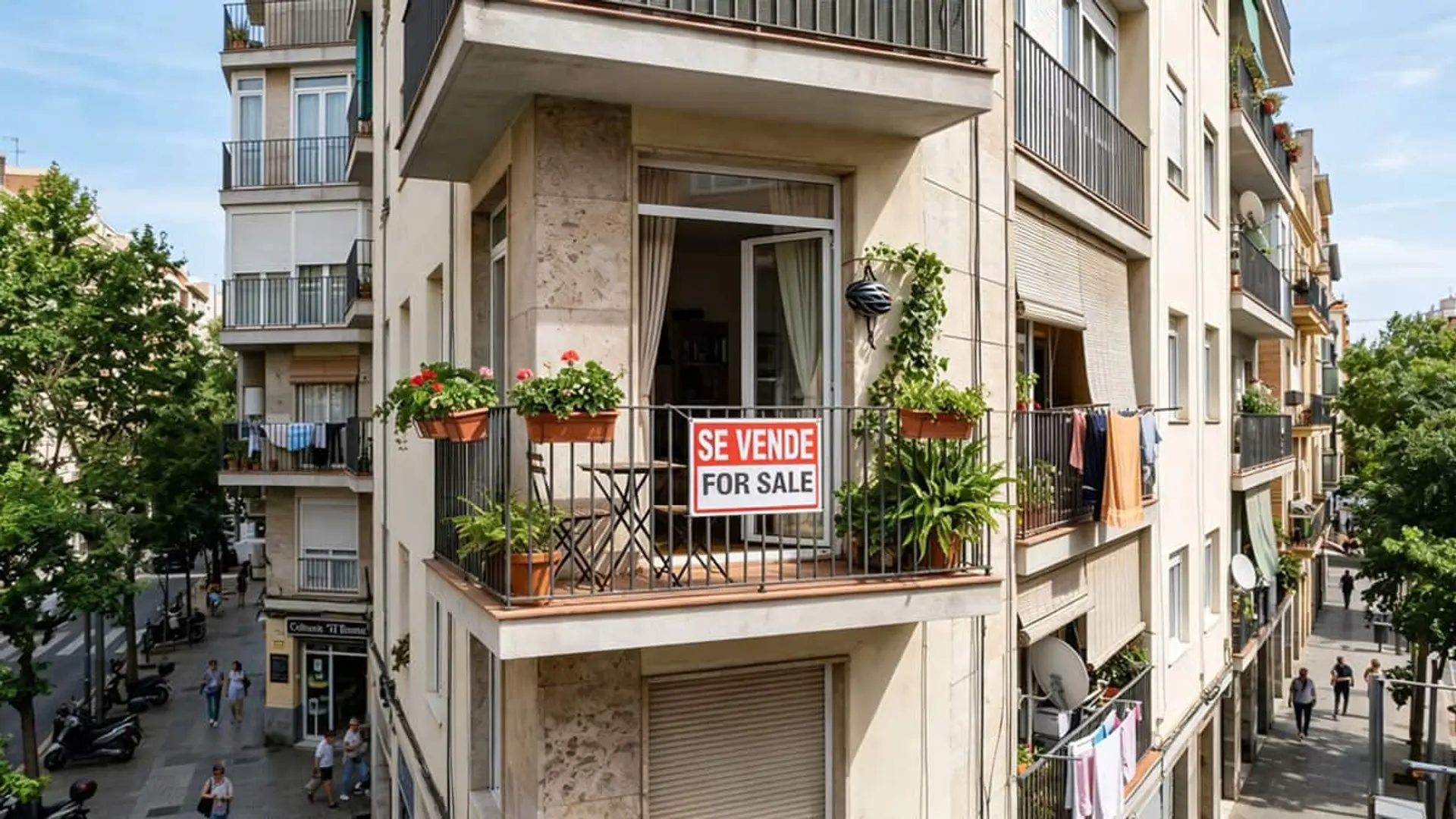 Balcón de un piso en ciudad con cartel de “se vende” en un edificio residencial.