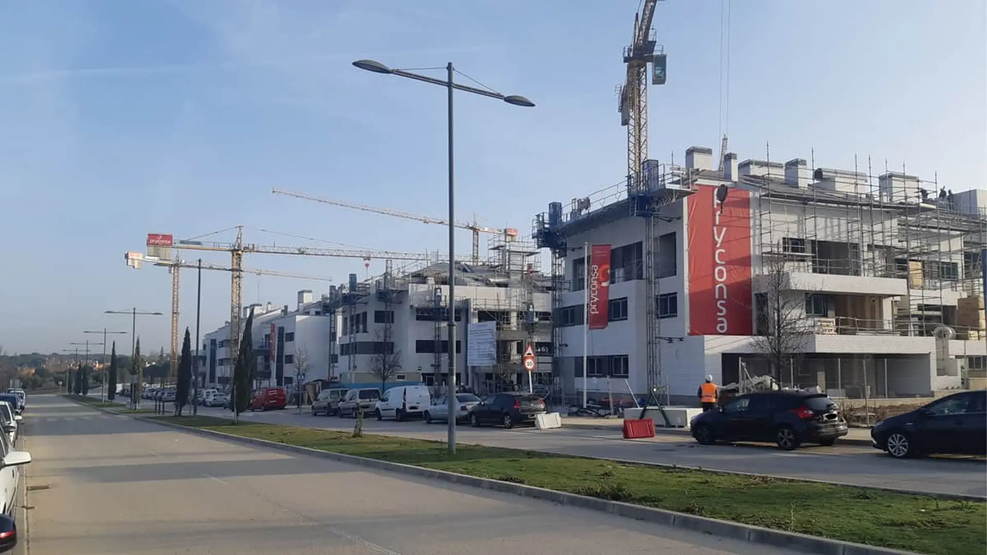 Comprar una vivienda en pareja en España: la odisea que exige 10 años de ahorro Edificios en construcción con grúas y andamios en una zona residencial de nueva promoción.