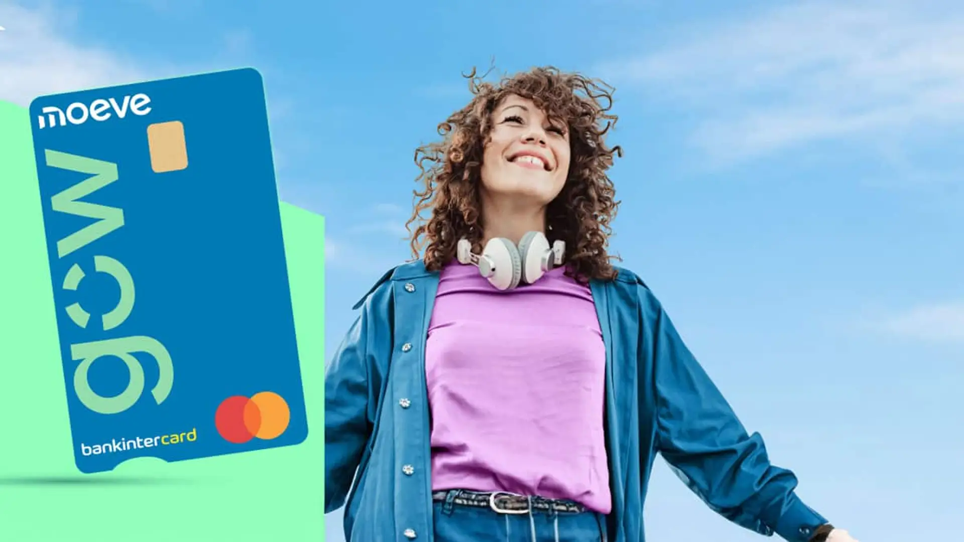 Una mujer feliz junto a la tarjeta Bankintercard de Moeve Gow.