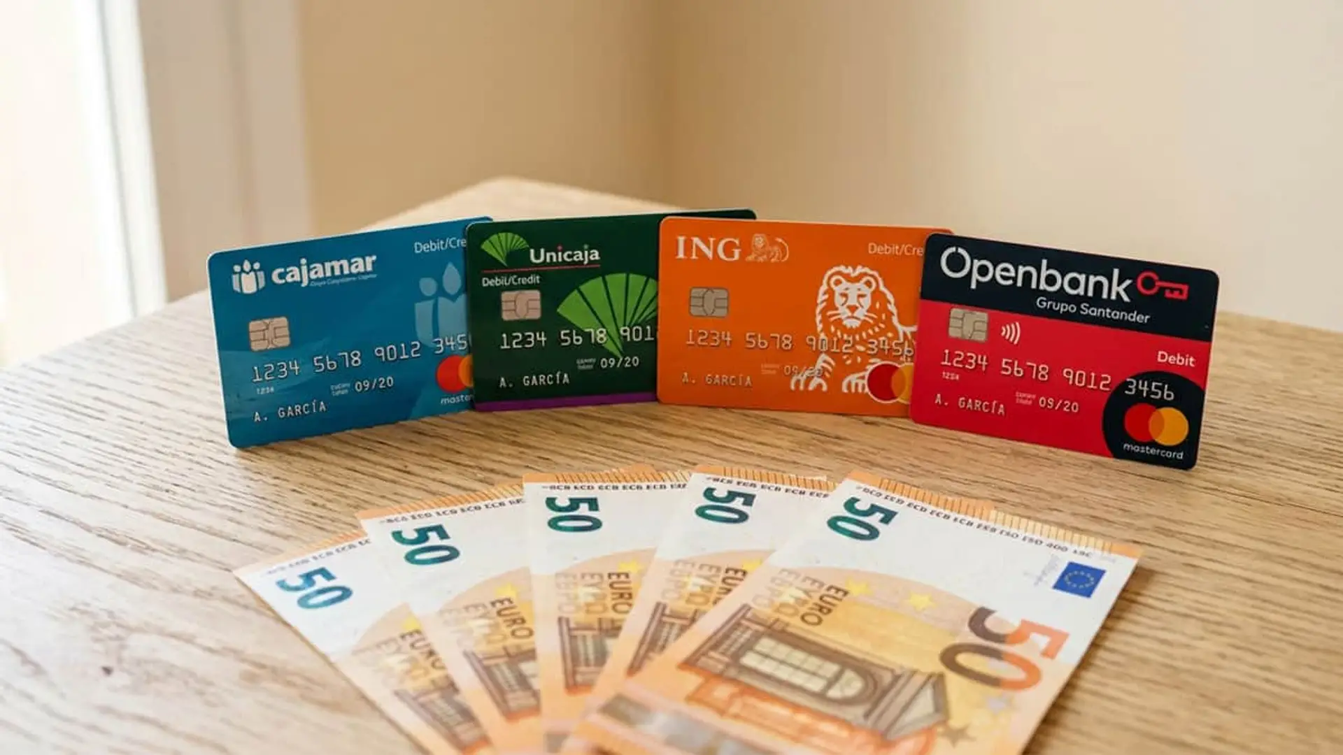 Tarjetas bancarias y billetes de 50 euros para promociones de nómina en bancos españoles