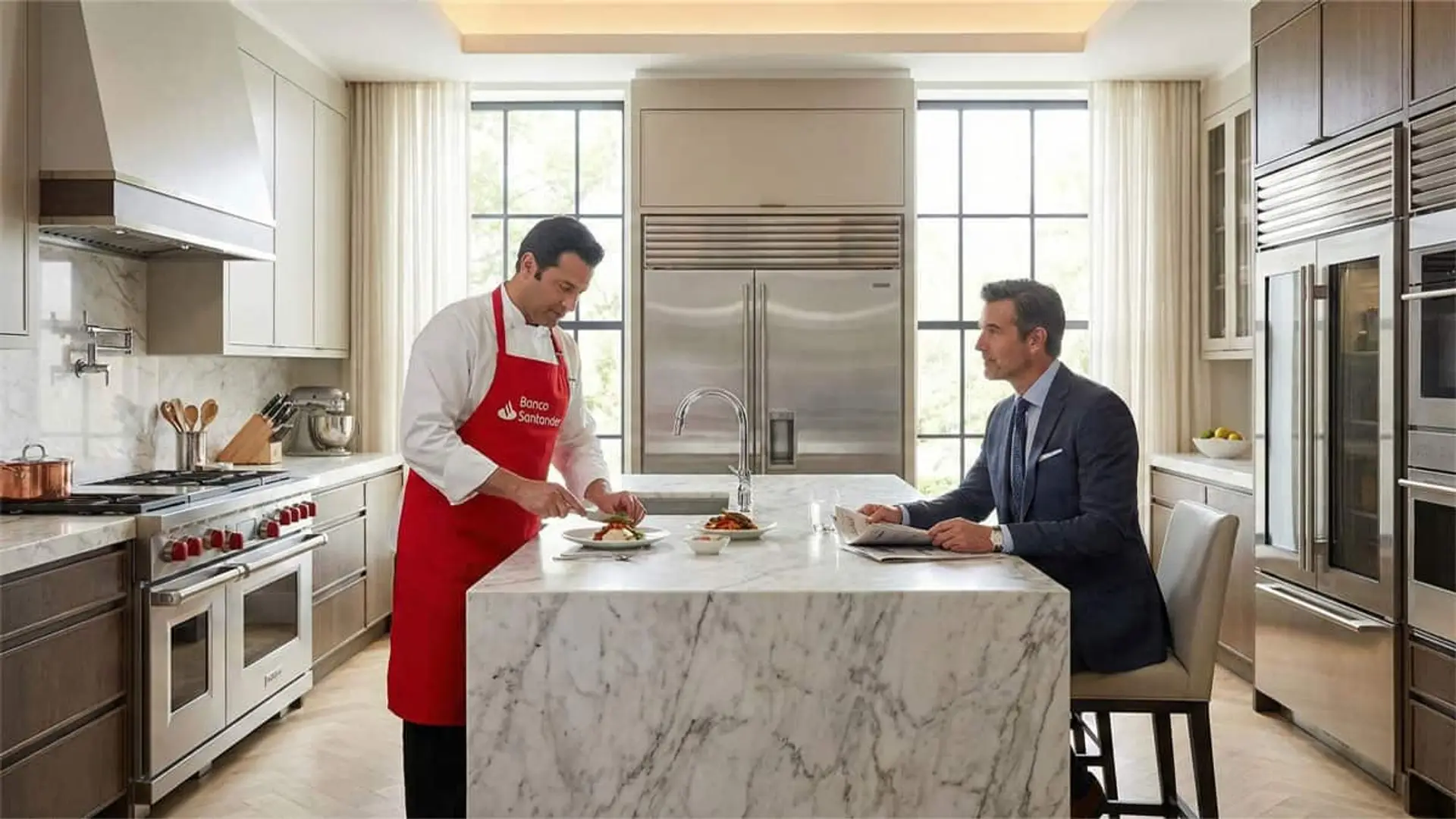 Banco Santander se lanza a por los funcionarios: mejores préstamos, cero comisiones y... chef privado Un chef privado del Banco Santander prepara una comida a un hombre con traje.