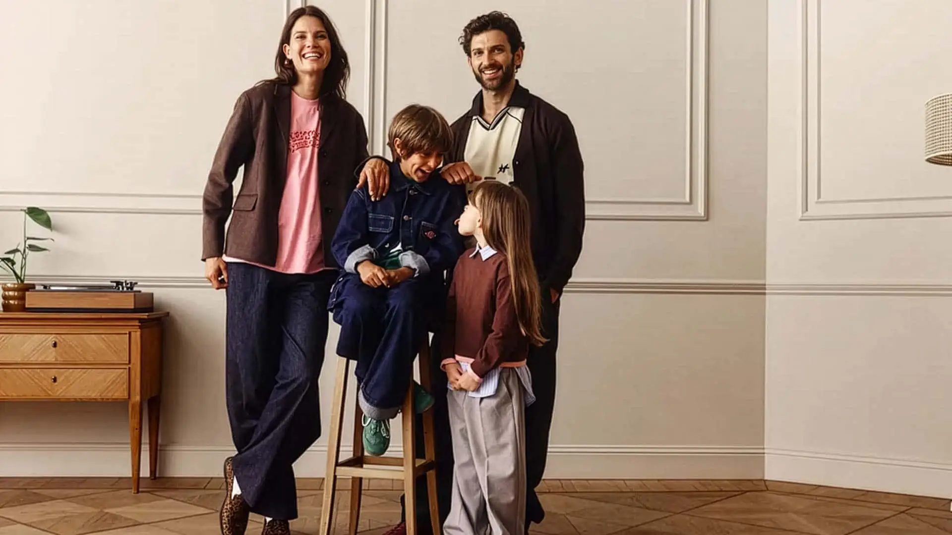 Trade Republic lanza una cuenta infantil al 2% e inversión en fondos sin comisiones hasta los 18 años Familia con dos hijos posando, representando el ahorro familiar y la planificación financiera para la educación de los niños.