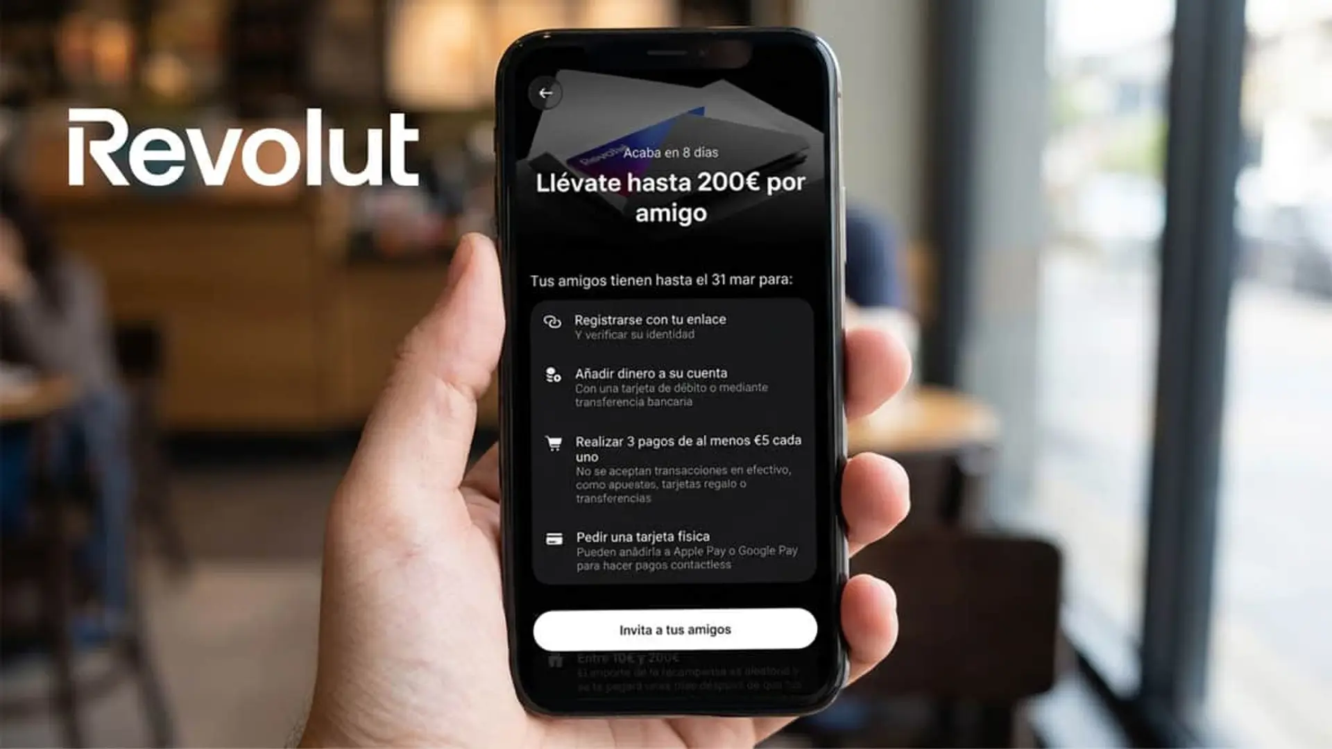 He revisado la letra pequeña del Plan Amigo de Revolut: cuánto puedes ganar realmente y qué te exigen a cambio Mano con smartphone mostrando la promoción de Revolut para ganar hasta 200 euros por recomendar amigos a la app.