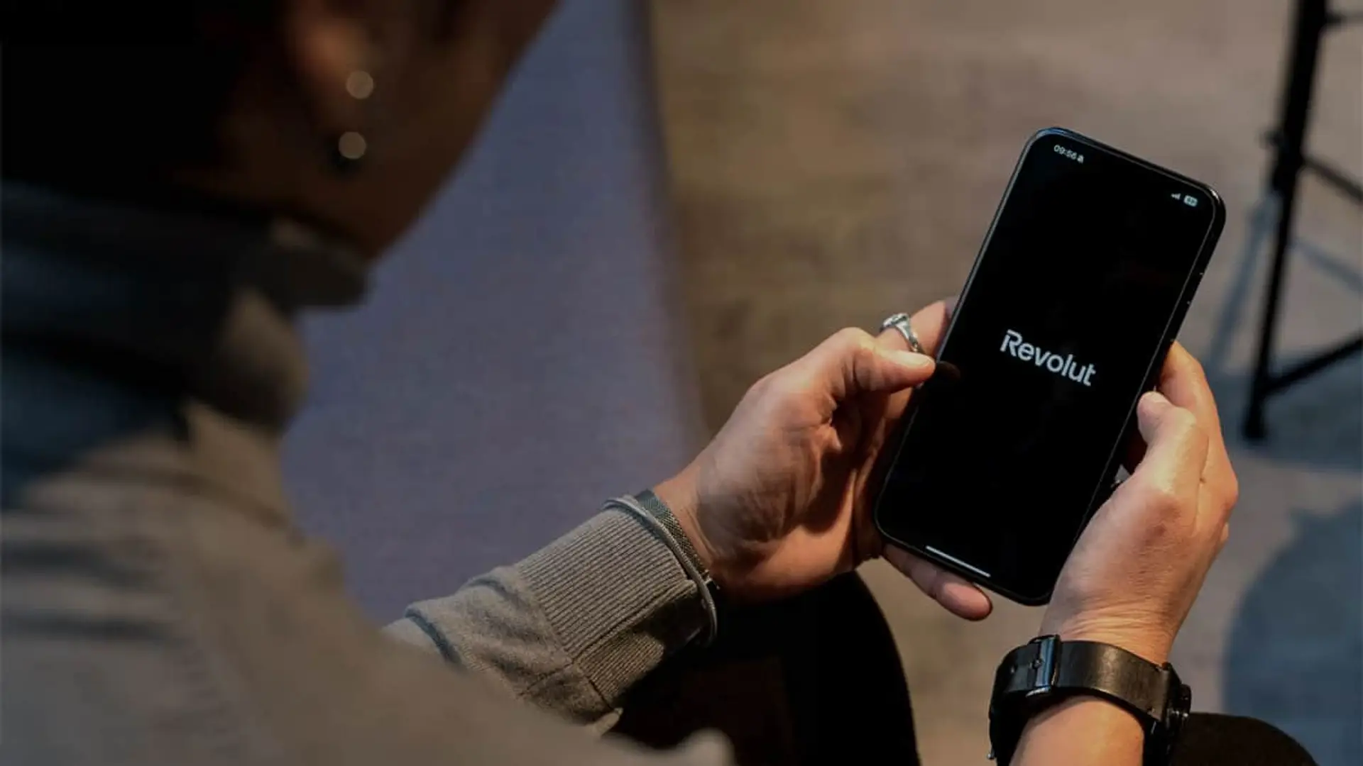 App de Revolut en un smartphone: usuario realizando gestiones de banca digital y finanzas personales.