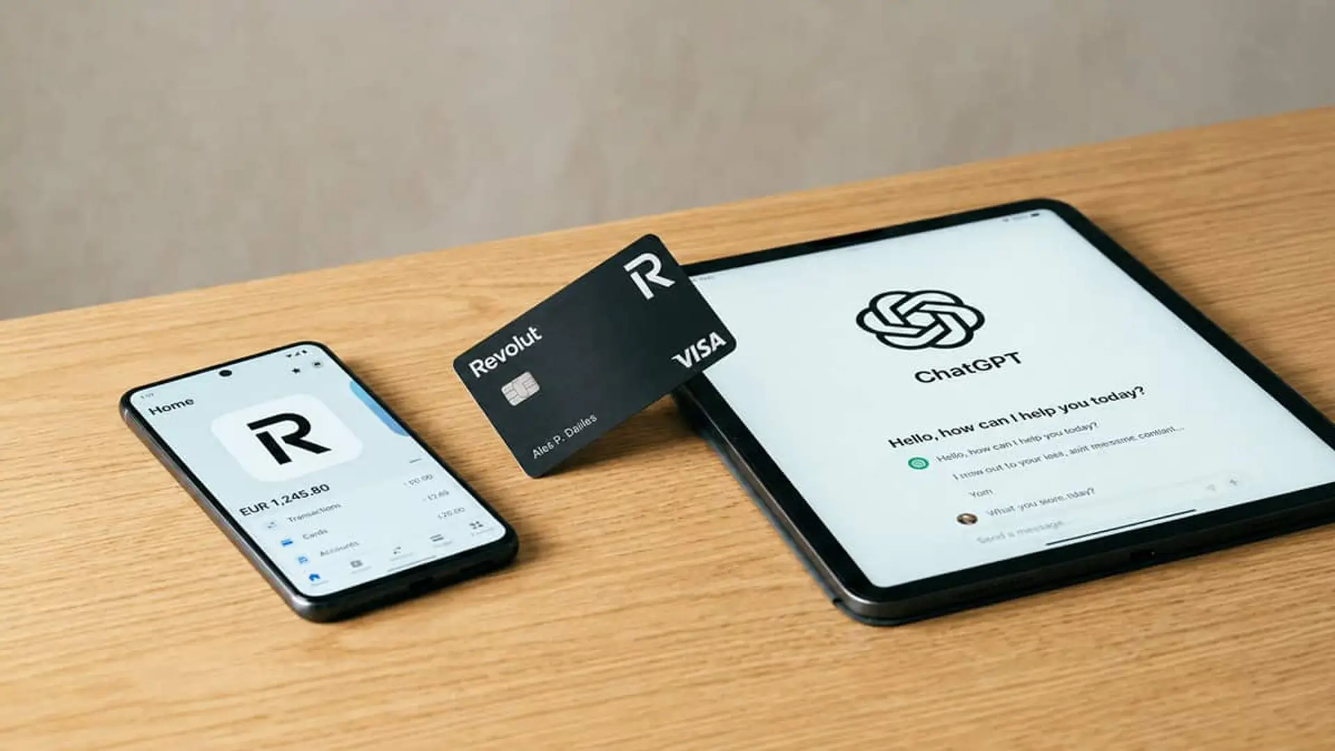 Revolut y OpenAI se alían: ChatGPT Go gratis de 3 a 12 meses según tu suscripción Aplicación y tarjeta de Revolut junto a una tableta con ChatGPT sobre una mesa de madera
