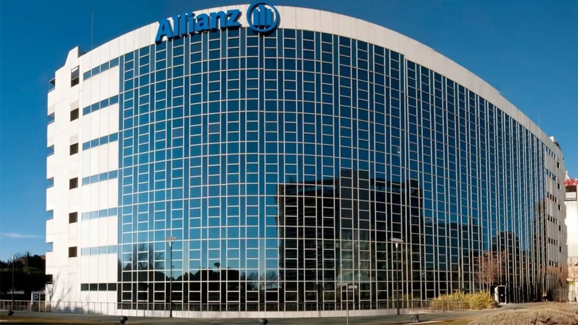 El año agridulce de Allianz: más primas, márgenes al límite por el seguro de coche y BBVA como salvavidas Fachada de cristal de la sede de Allianz Seguros en Madrid para representar el sector asegurador en España.