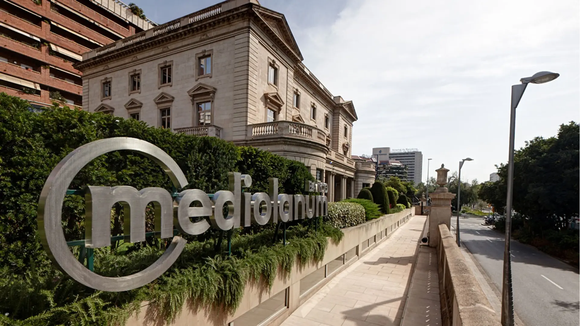 Banco Mediolanum vuelve a agitar el ahorro con un depósito al 2,5% TAE Sede central de Banco Mediolanum en Barcelona con grandes letras corpóreas del logotipo.