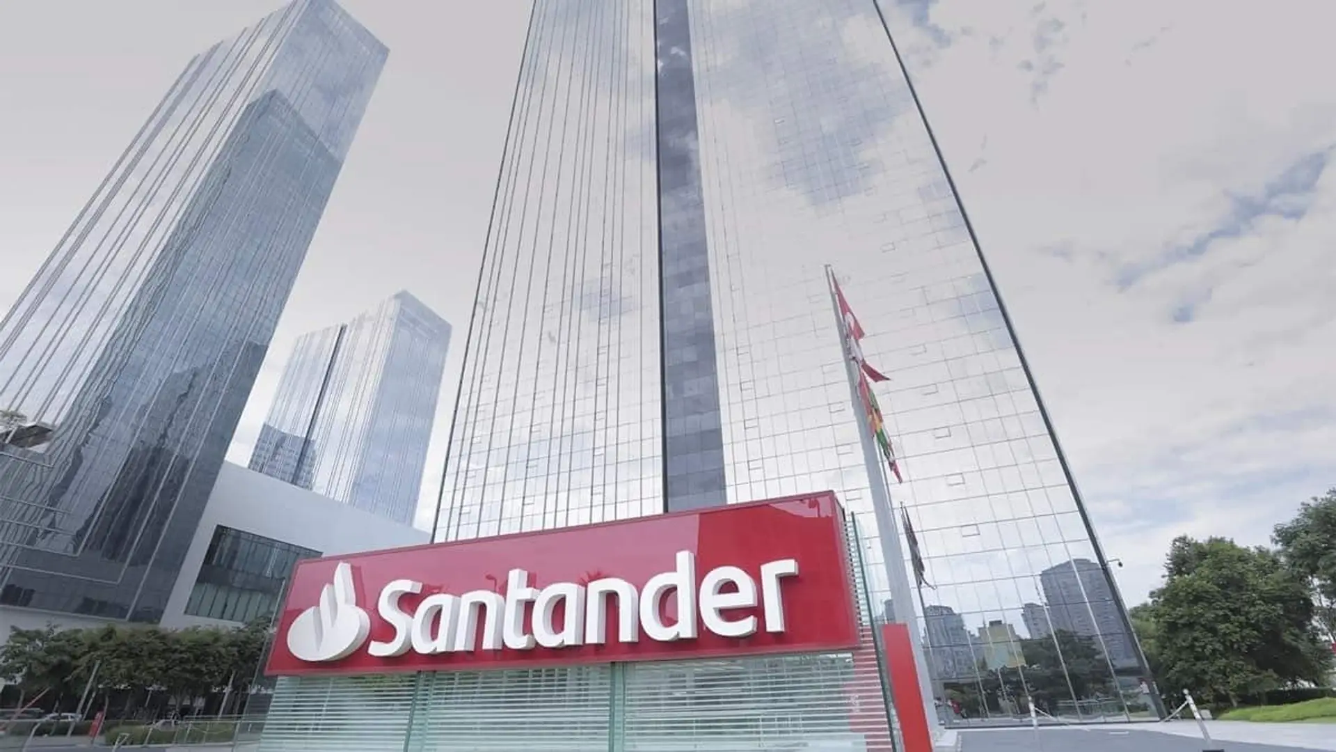 Banco Santander se sustenta en fondos y seguros: su retorno fue del 68,5% con un avance imparable de las comisiones Sede central del Banco Santander en Brasil con rascacielos de cristal y el logo de la entidad en primer plano