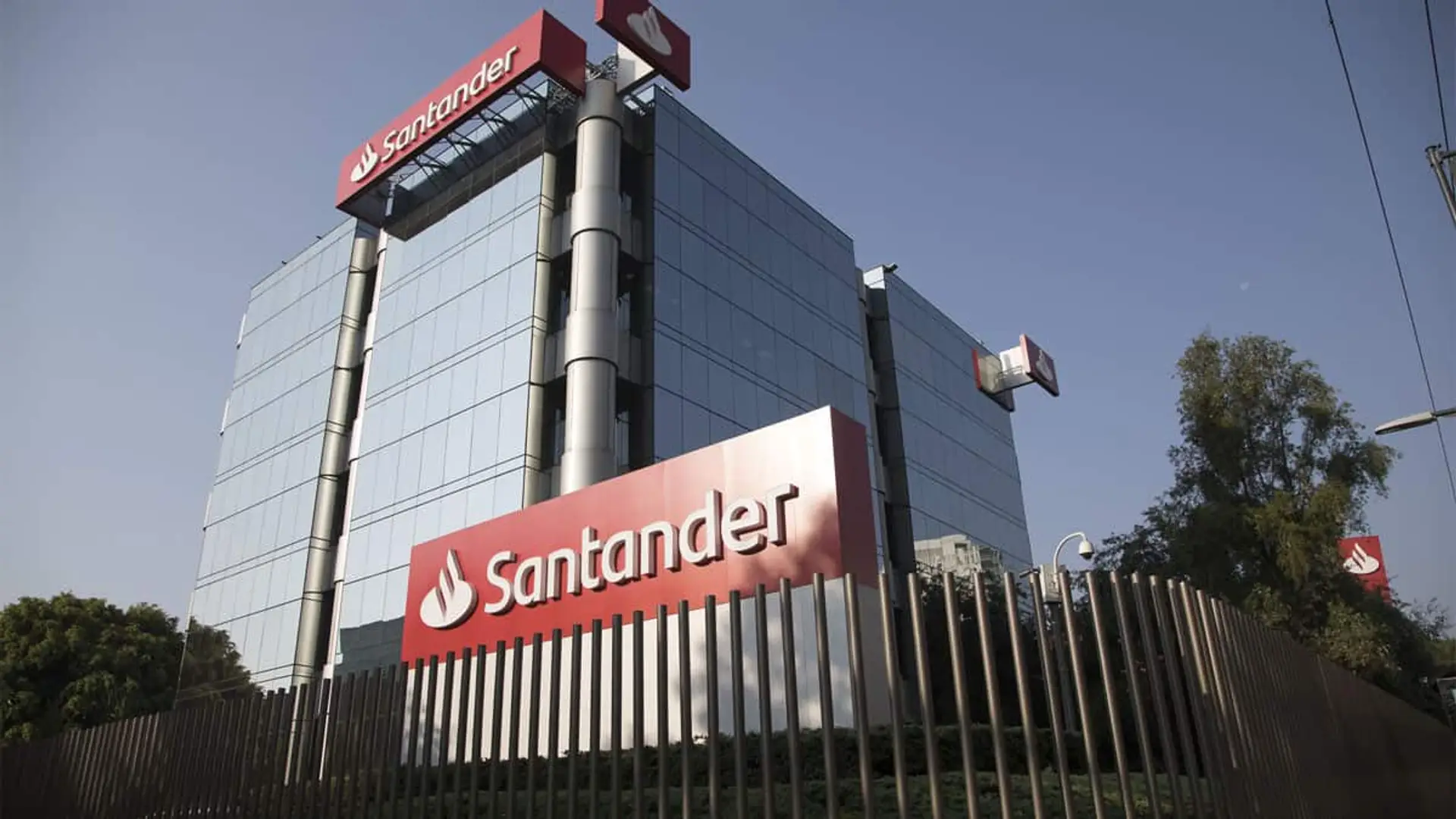 Las hipotecas fijas del Santander suben de precio: el banco también endurece sus bonificaciones Edificio corporativo del Banco Santander con su logotipo rojo visible en la fachada de vidrio.