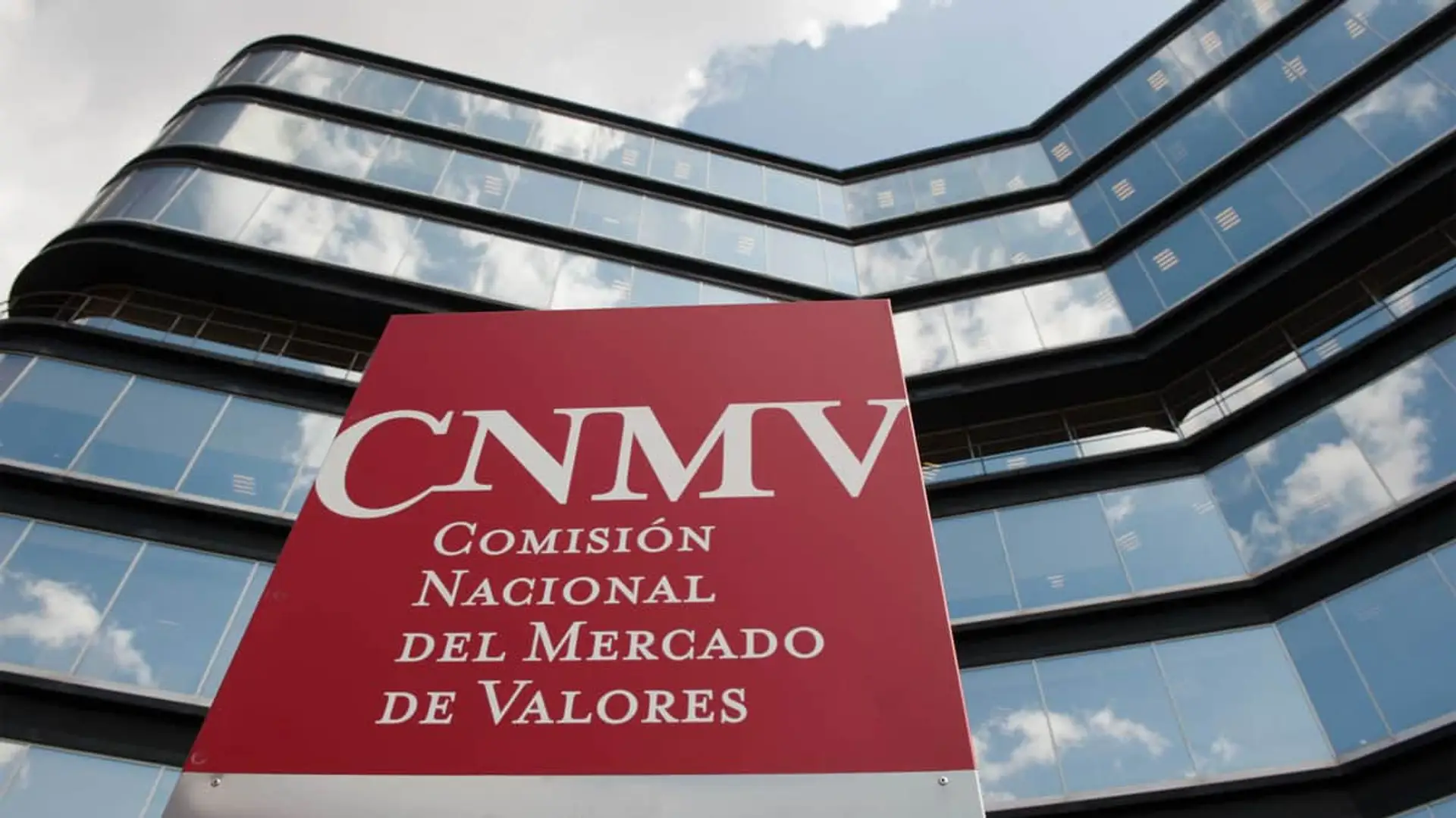 Fachada de la sede de la Comisión Nacional del Mercado de Valores con el logotipo rojo de la CNMV.