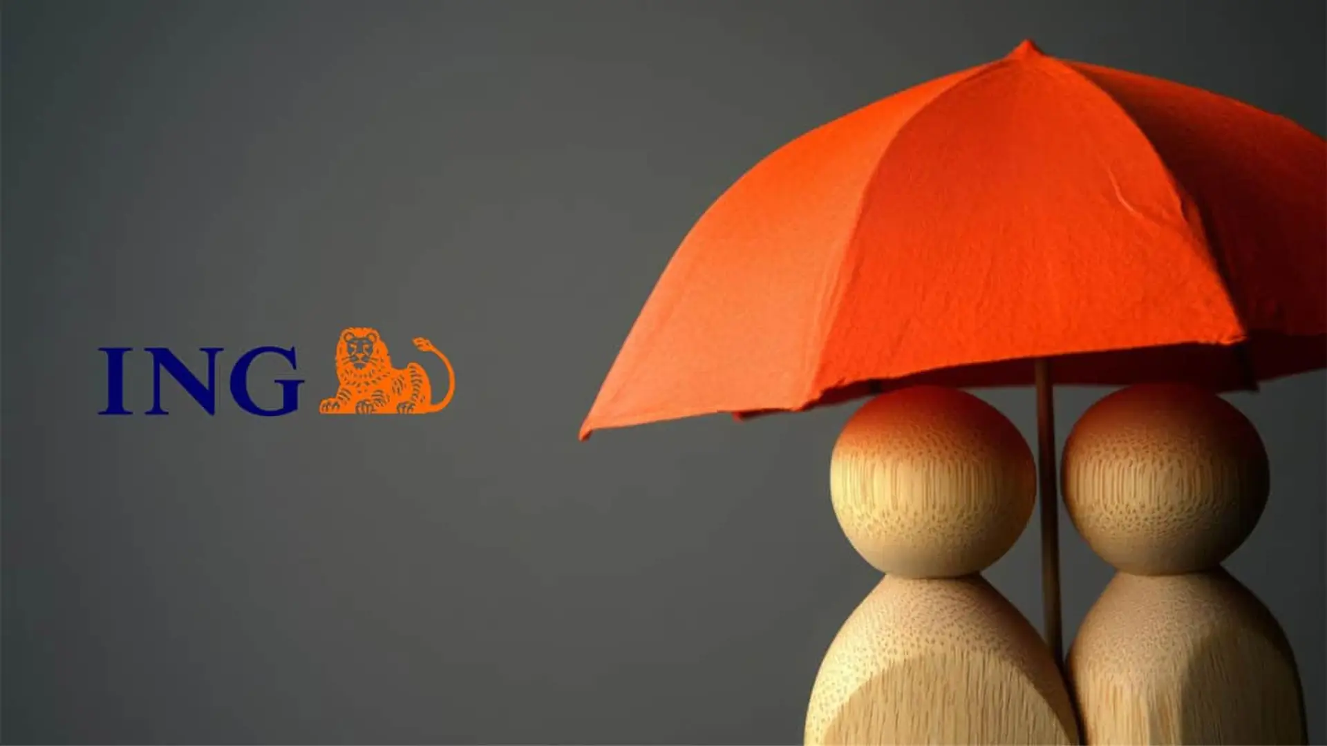 Figuras de madera bajo un paraguas naranja junto al logo de ING para representar la protección y los seguros de vida.
