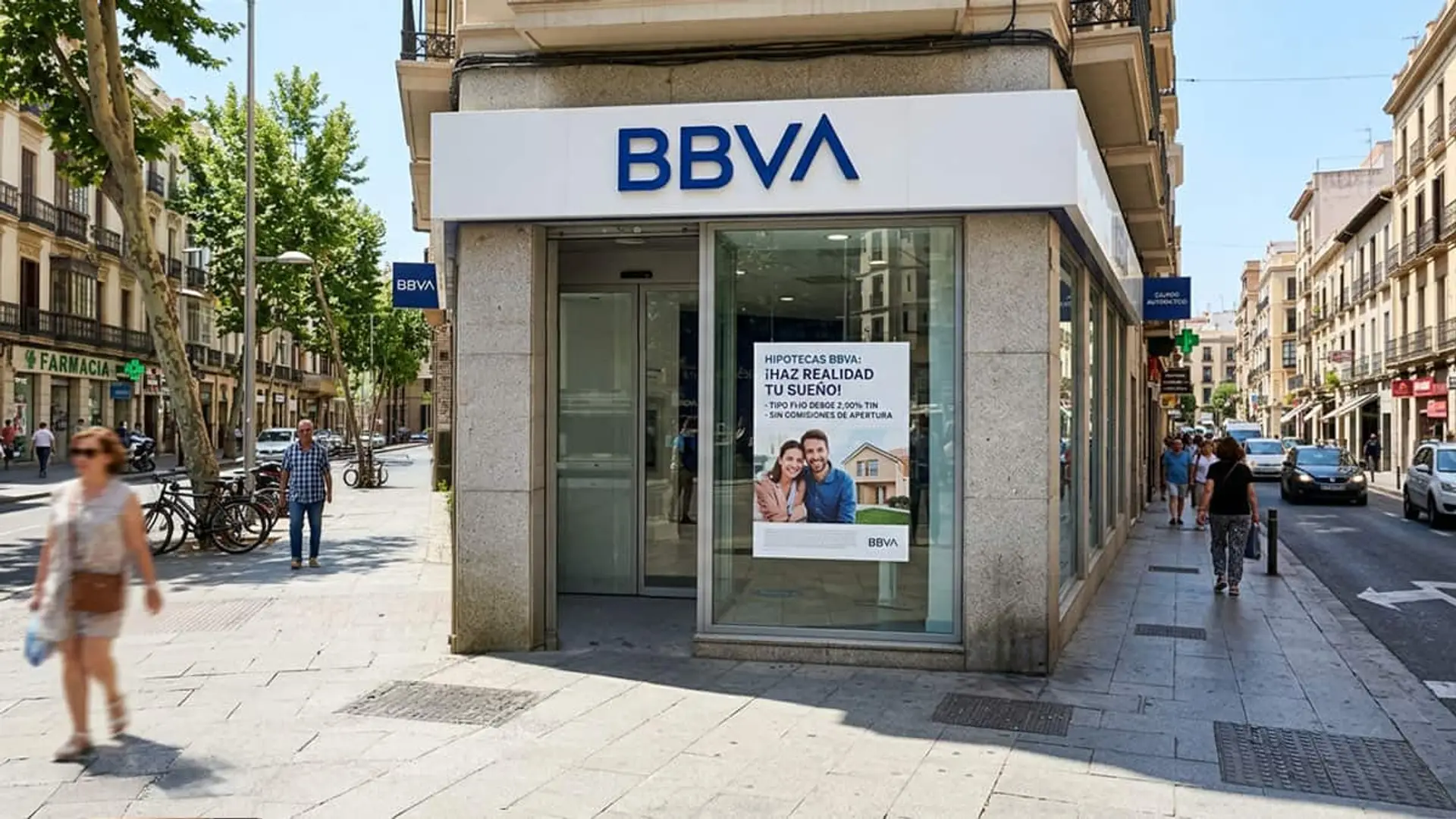 Por qué BBVA concede hipotecas aunque no gane dinero: Torres responde al expediente de la CNMC Sucursal de BBVA en una calle urbana con un cartel publicitario de hipotecas en el escaparate