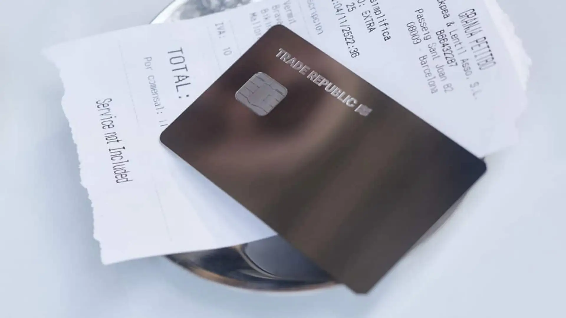 Tarjeta bancaria de Trade Republic colocada sobre un ticket de compra