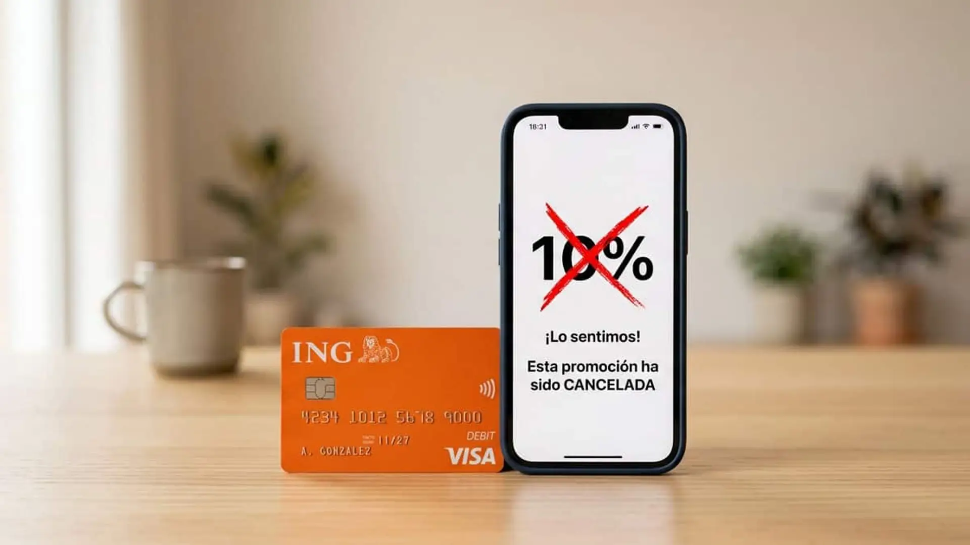 FACUA denuncia a ING por incumplir su promoción de devolver el 10% en tarjetas Tarjeta de ING junto a un móvil que muestra la cancelación de una promoción del 10%