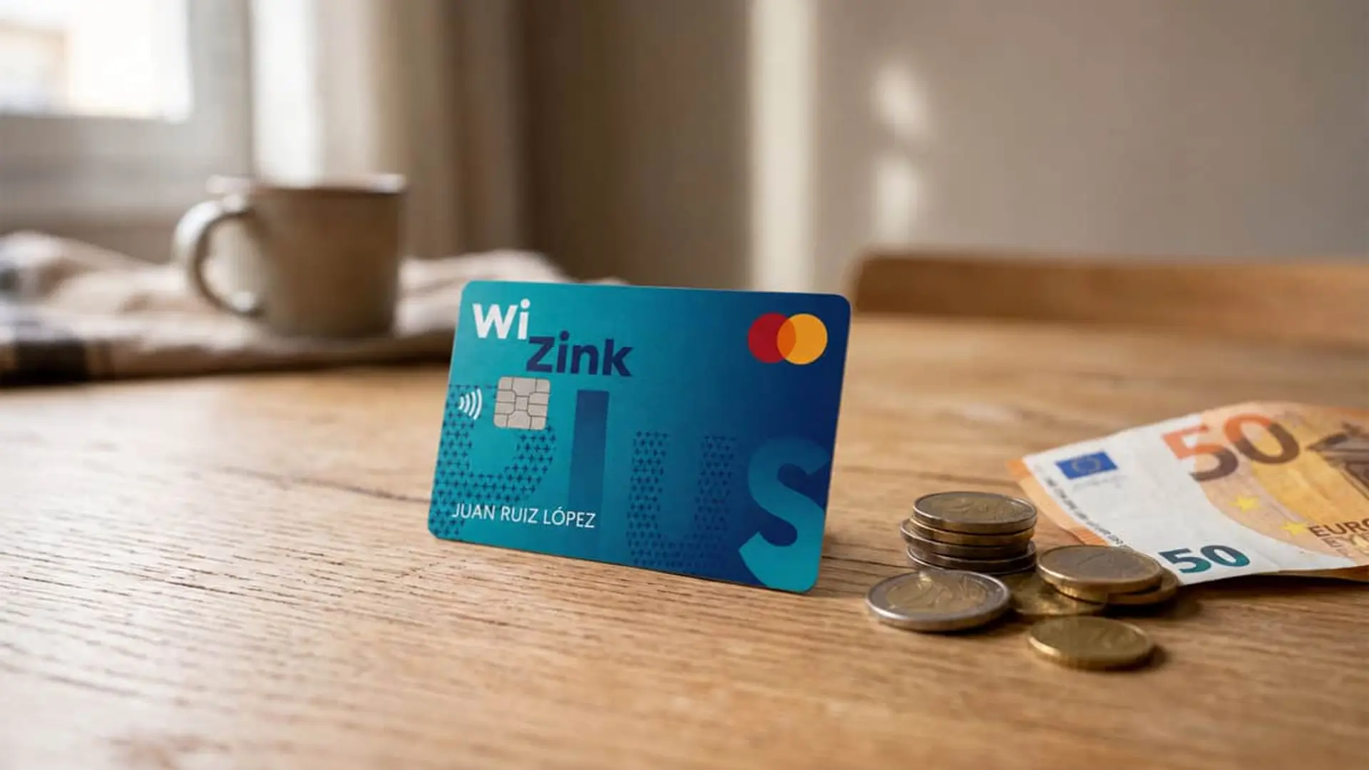 Tarjeta WiZink junto a billetes y monedas de euro sobre una mesa