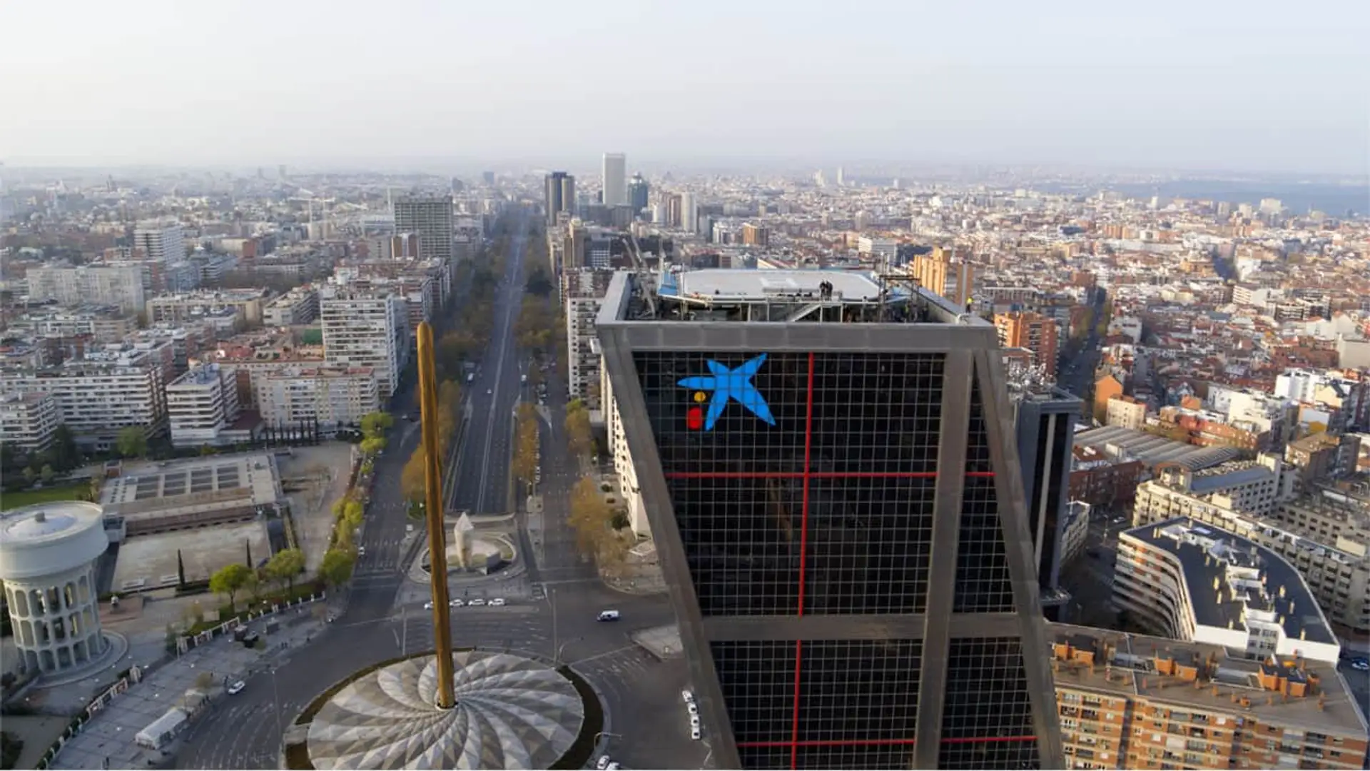 CaixaBank atrae a más de un millón de clientes con la gama Destino: así planifica la jubilación Torre sede de CaixaBank en la Plaza de Castilla de Madrid con su logotipo corporativo visible.