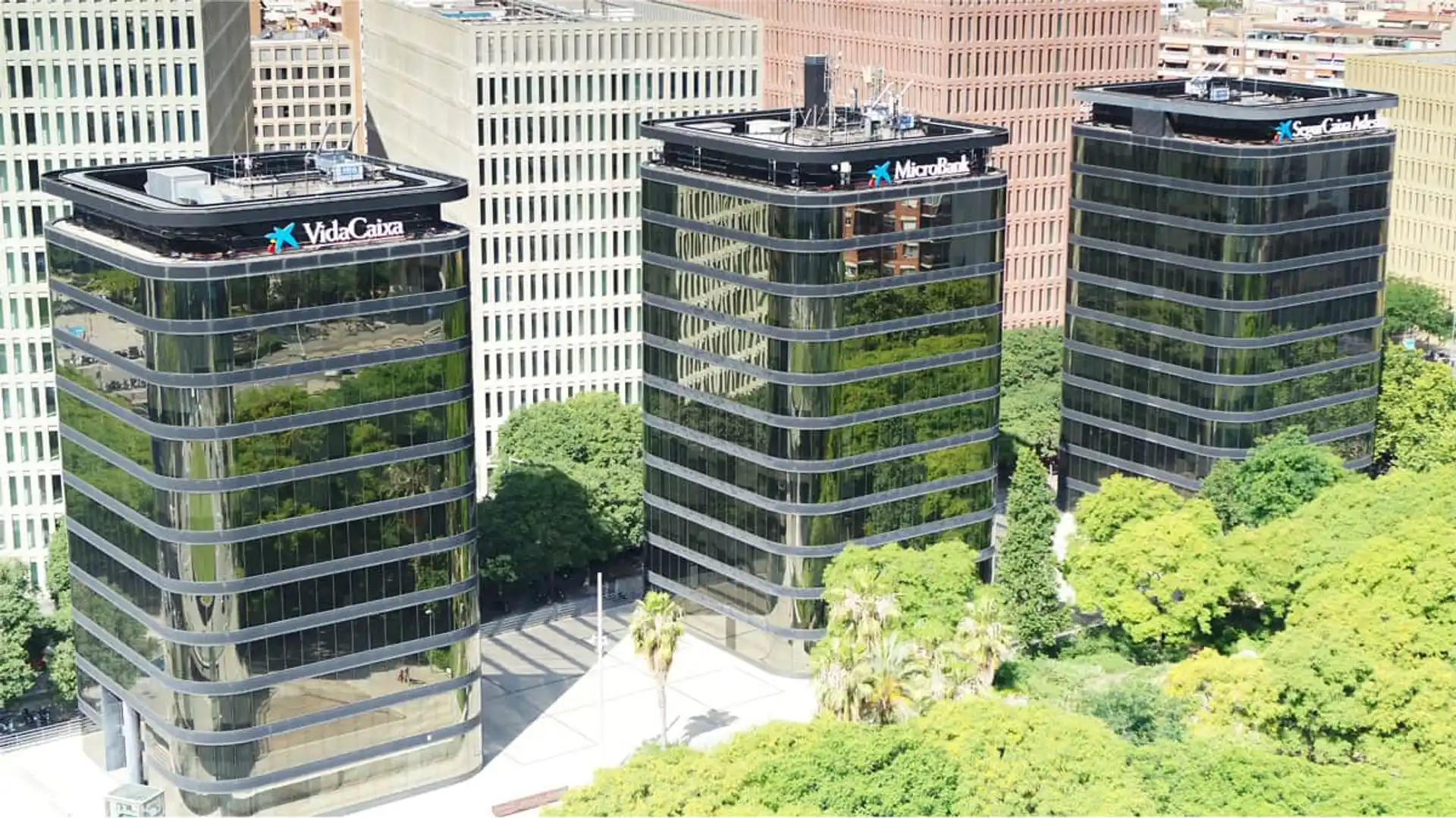 VidaCaixa gana un 6% más y alcanza los 1.004 millones de beneficio: así lidera la bancaseguros Sede corporativa de VidaCaixa y MicroBank, del grupo CaixaBank, en sus torres de oficinas de Barcelona.