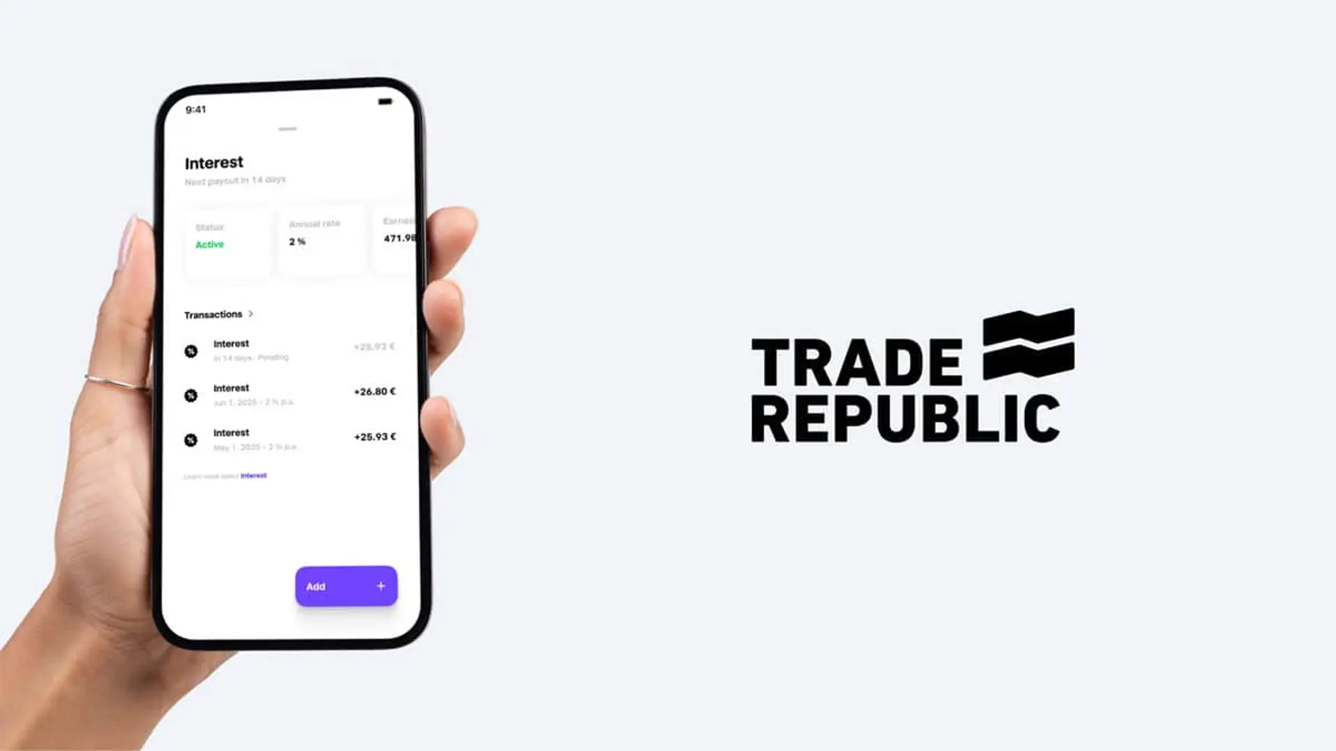 Por qué Trade Republic te pide justificar el origen de algunos ingresos Mano sosteniendo un móvil que muestra los intereses generados en la cuenta de inversión de la app Trade Republic.