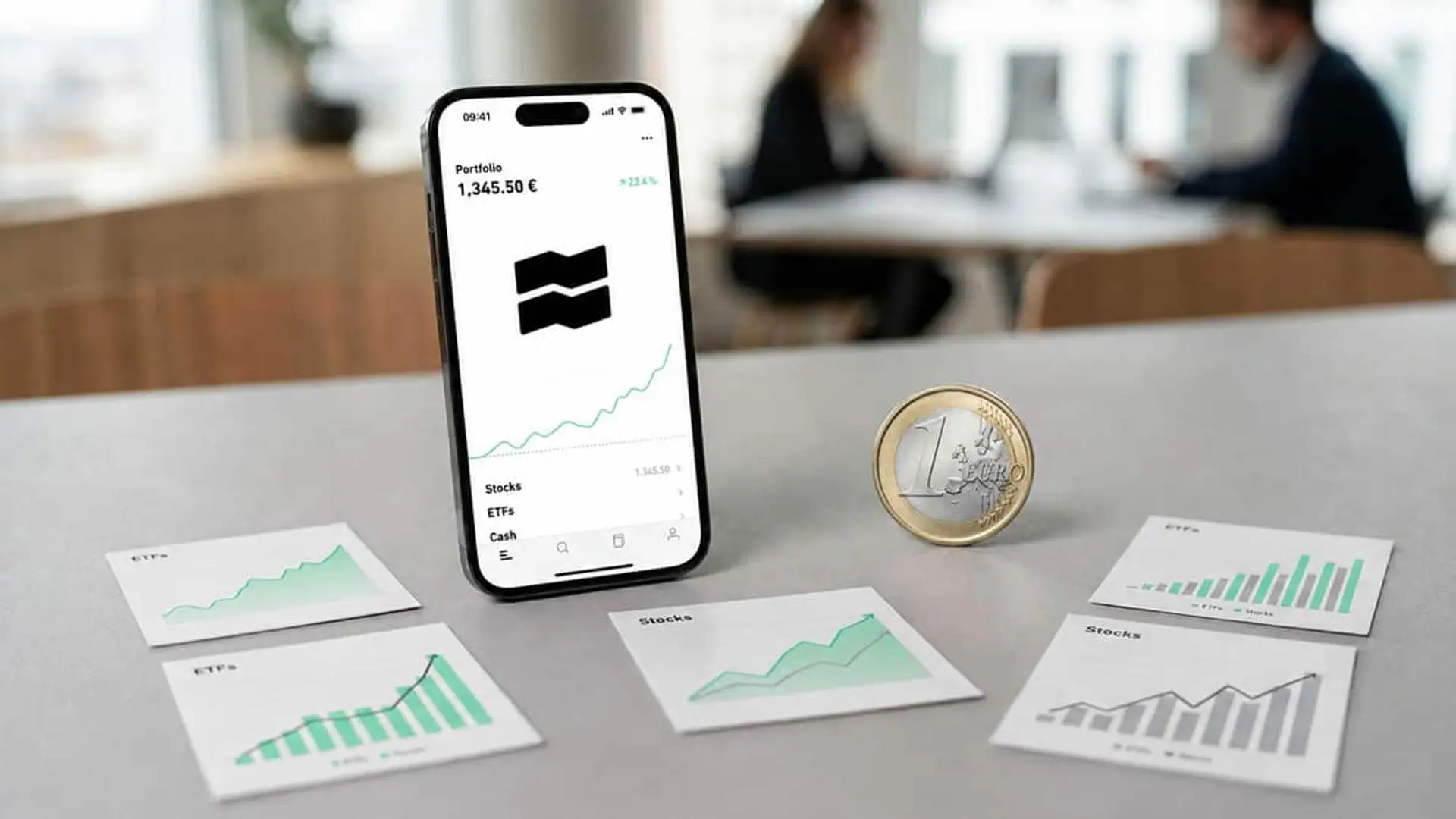 Trade Republic amplía su catálogo con fondos de Paramés, Azvalor y Magallanes desde 1 euro Móvil con una aplicación de inversión de Trade Republic junto a gráficos de ETF, acciones y una moneda de euro