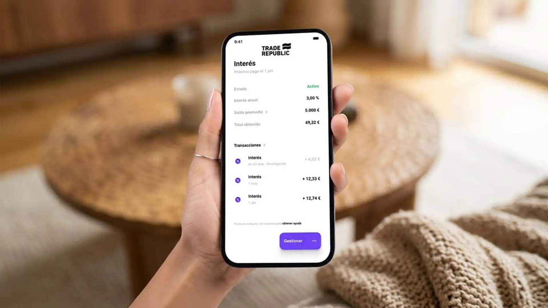 Interfaz de la app Trade Republic en un smartphone mostrando el 3% de interés anual sobre el saldo de la cuenta.